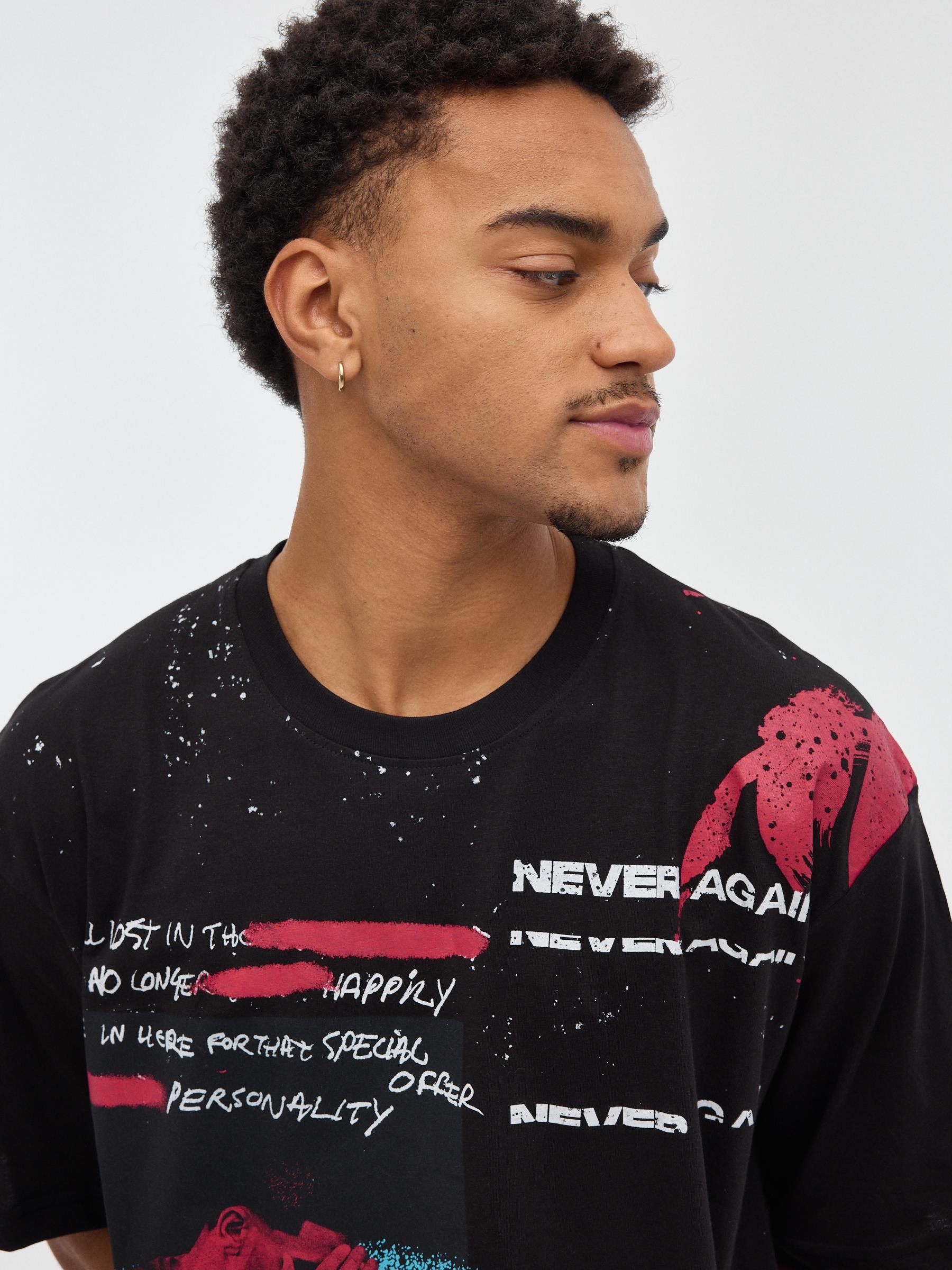 T-shirt branca de graffiti preto vista meia frontal