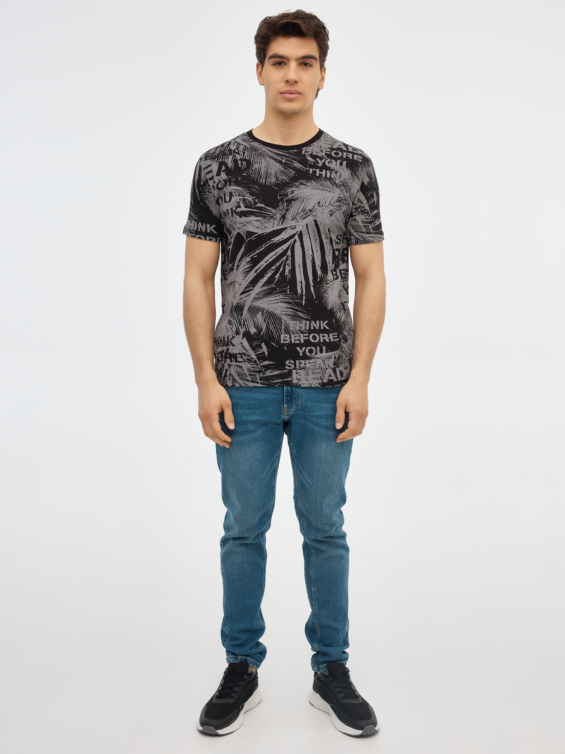 T-shirt de impressão gráfica preto vista meia frontal