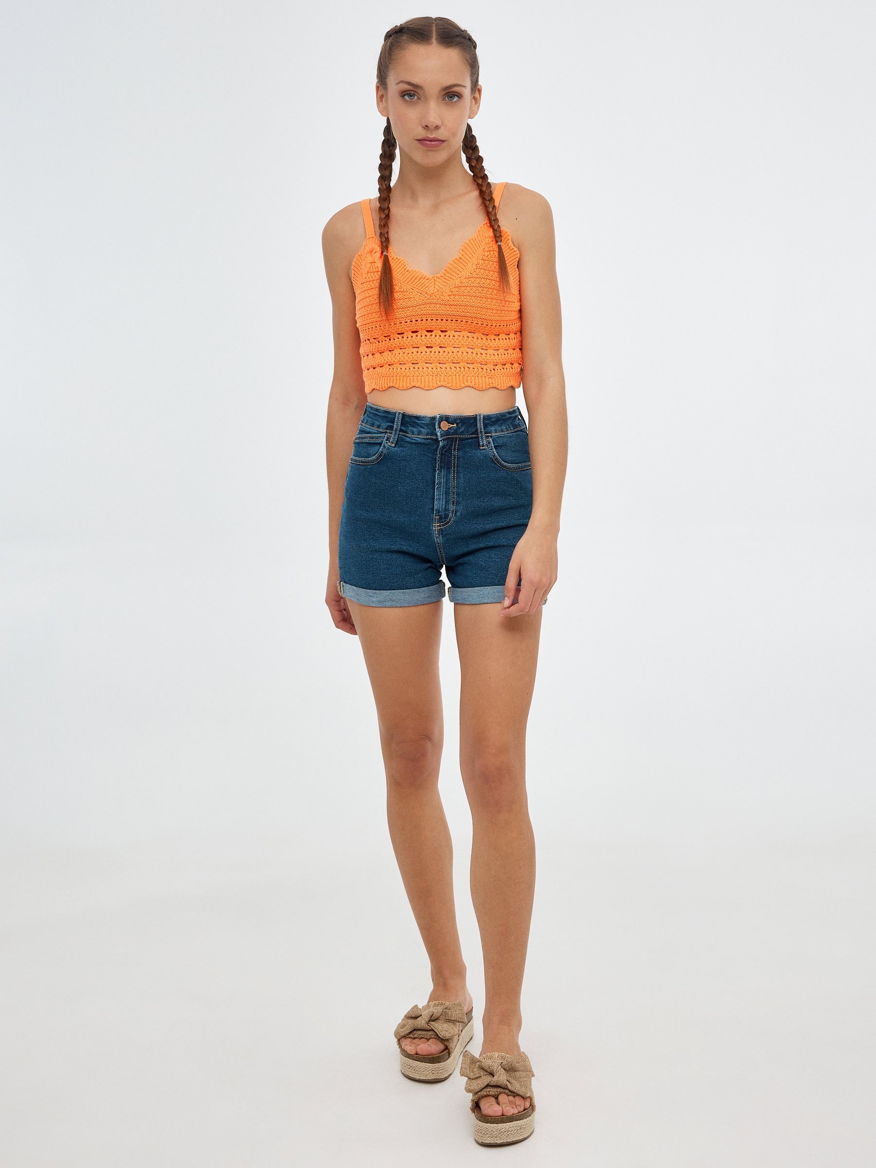 Crop top de crochét salmão vista meia frontal