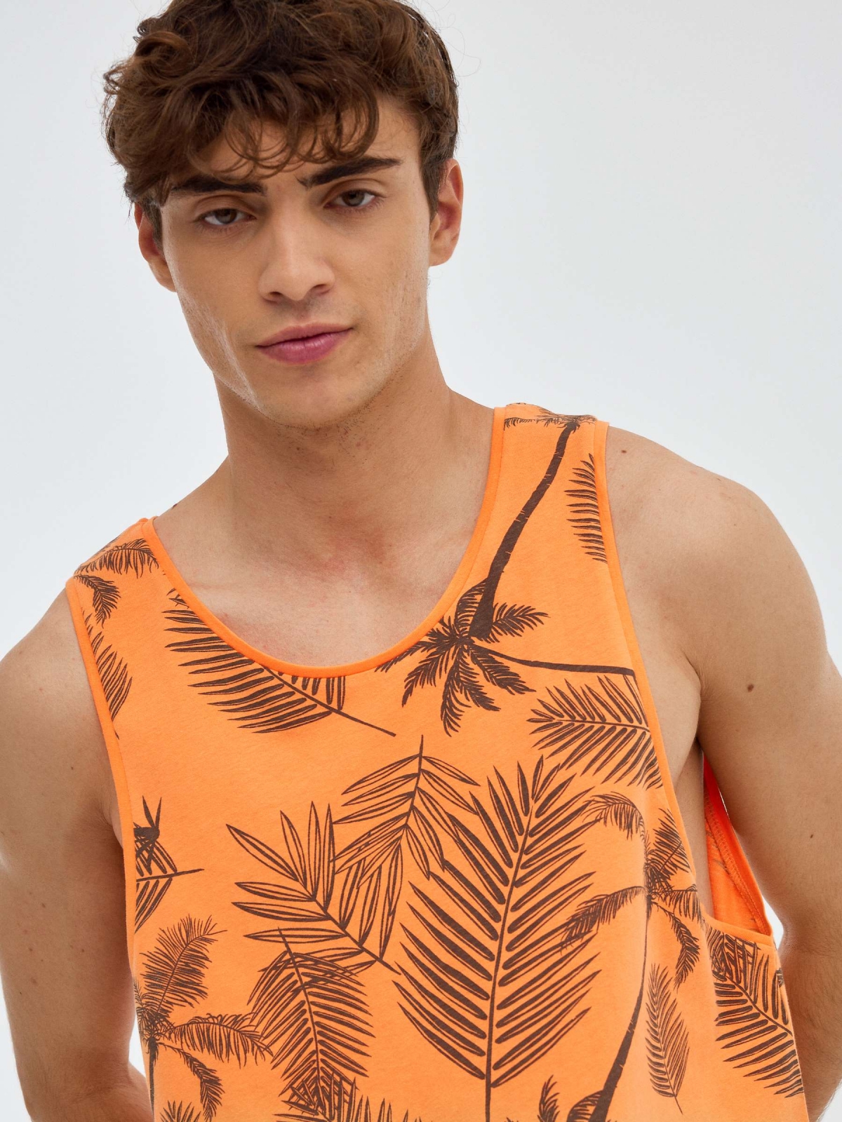 Camiseta tirantes hojas palmeras salmón