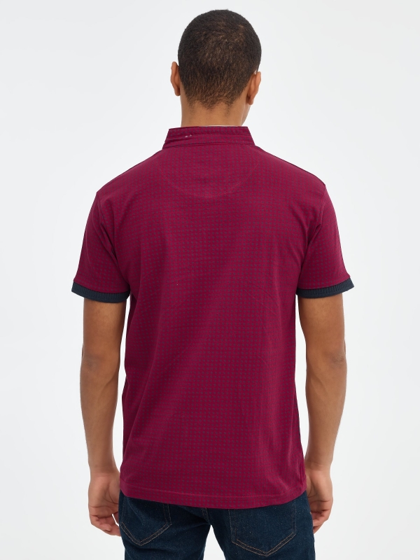 Polo estampado print geométrico granate vista media trasera