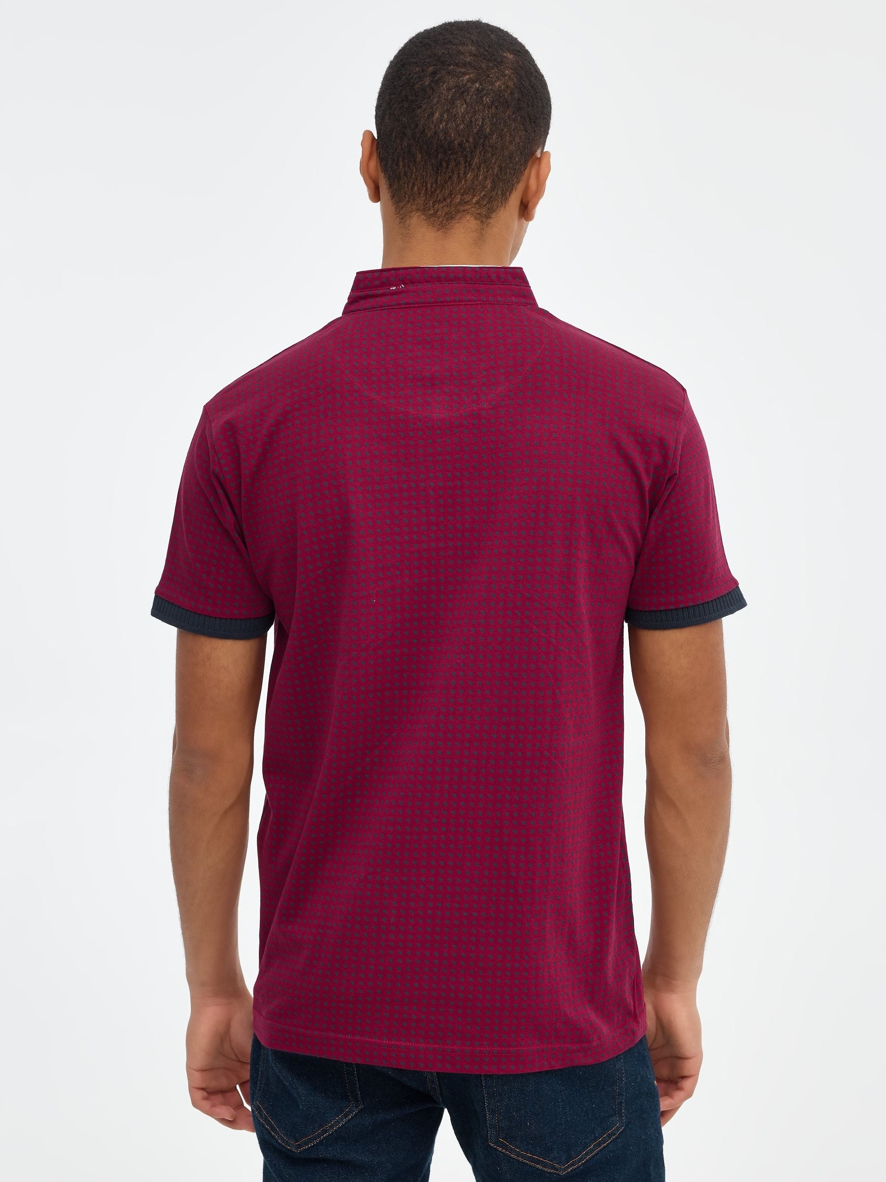 Polo estampado print geométrico granate vista media frontal