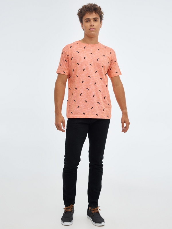 Camiseta estampado de plumas naranja vista general frontal