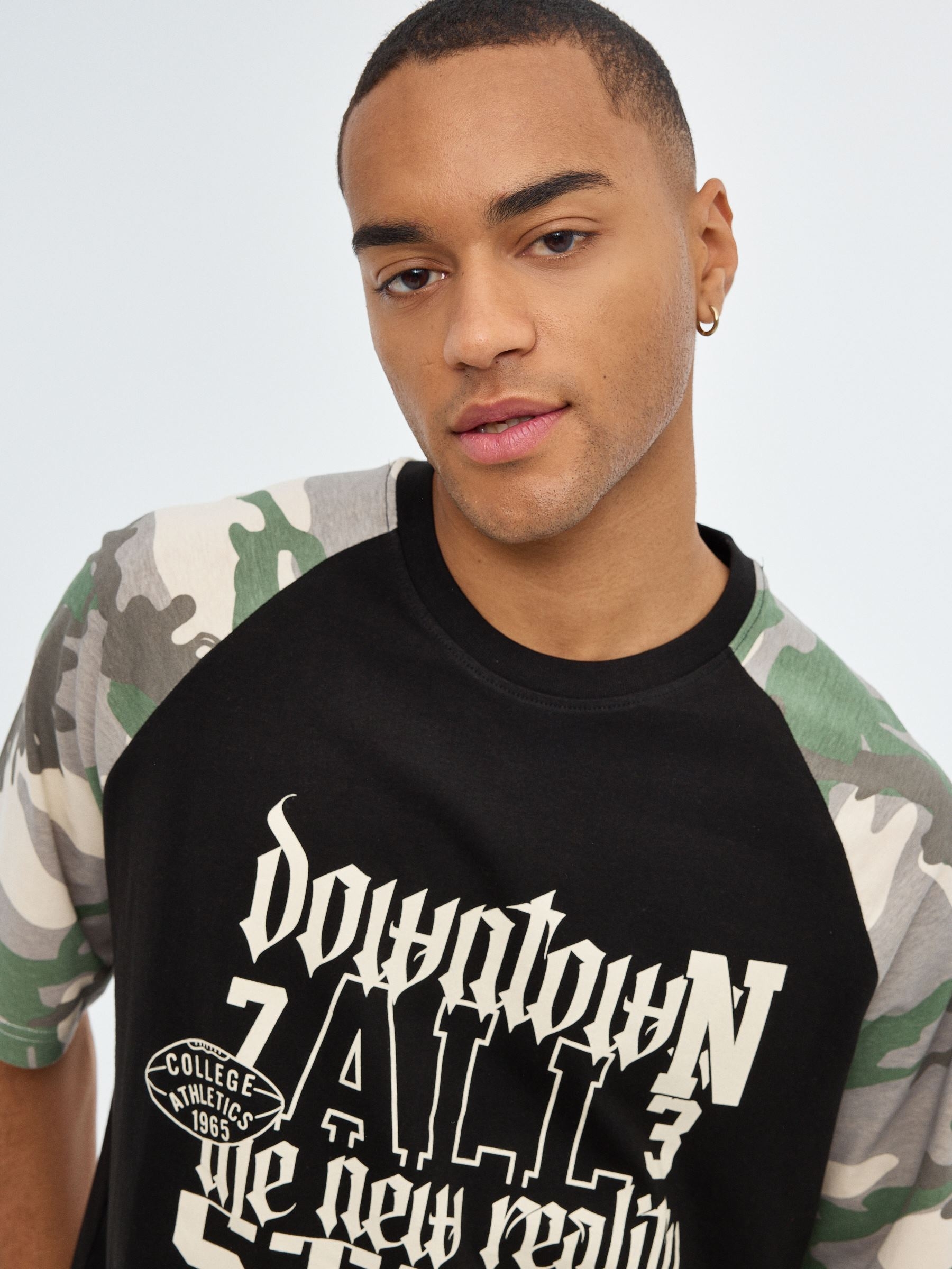 Camiseta texto y camuflaje