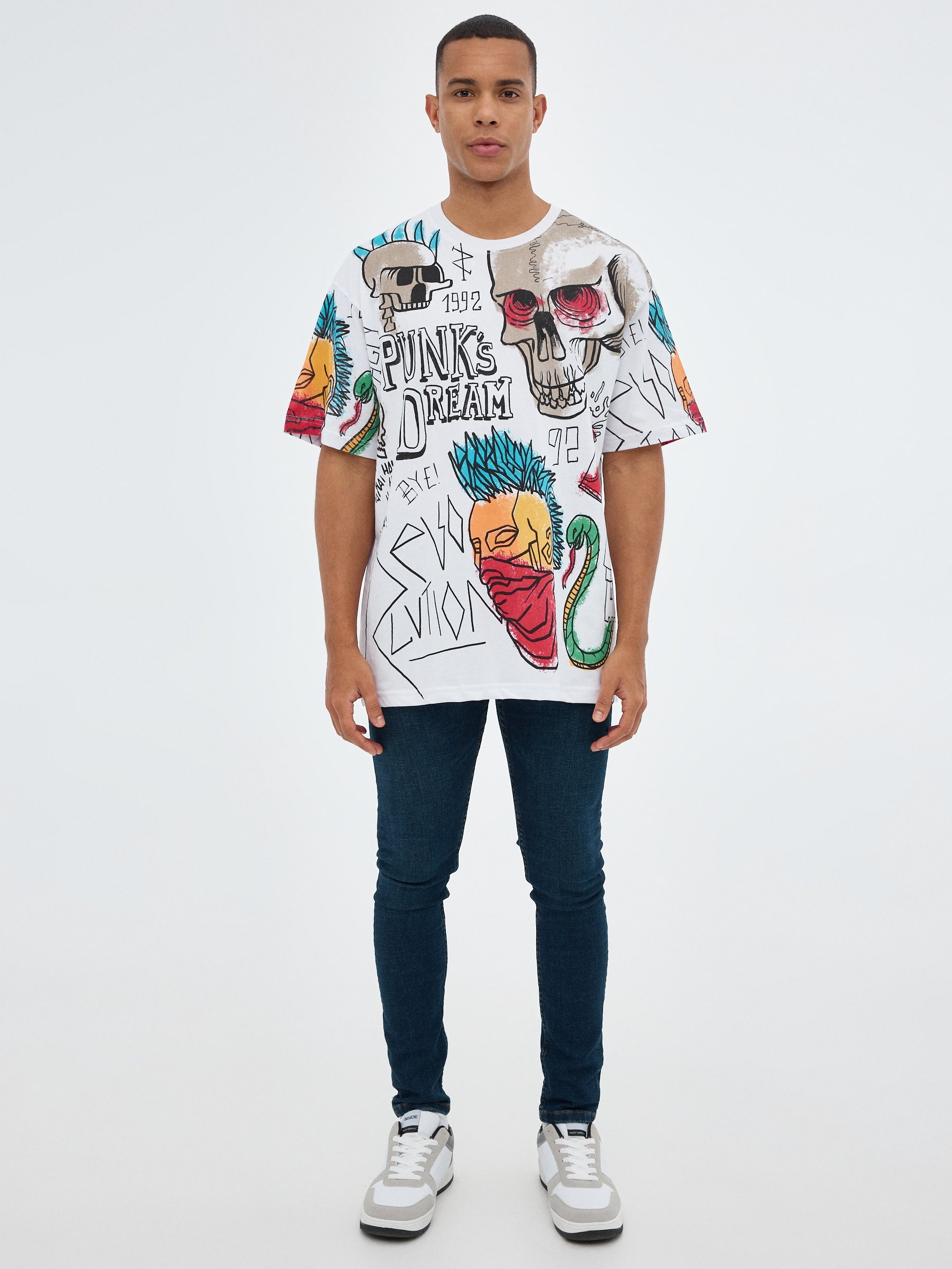 Camiseta oversized calaveras blanco vista media frontal
