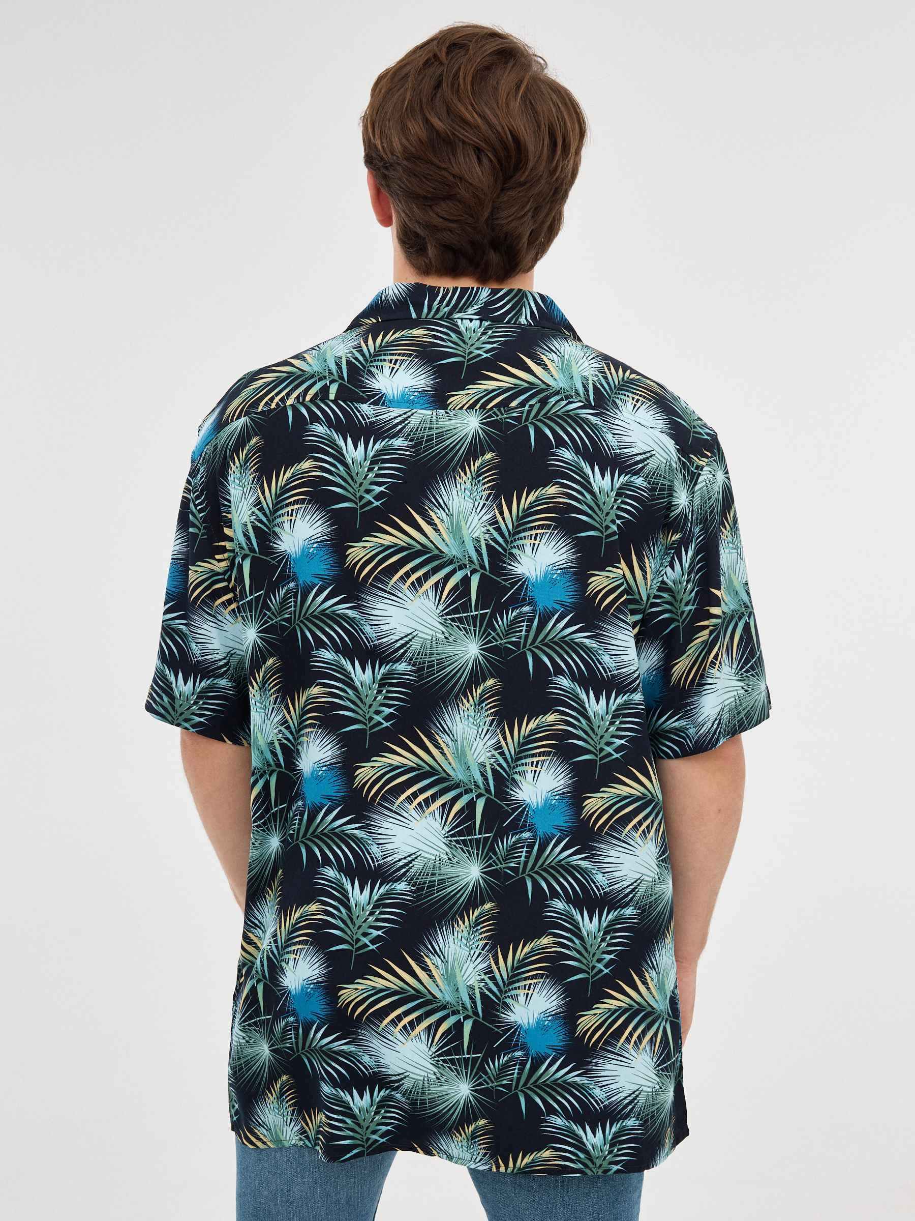 Camisa com estampas de folhas pretas azul marinho vista meia frontal