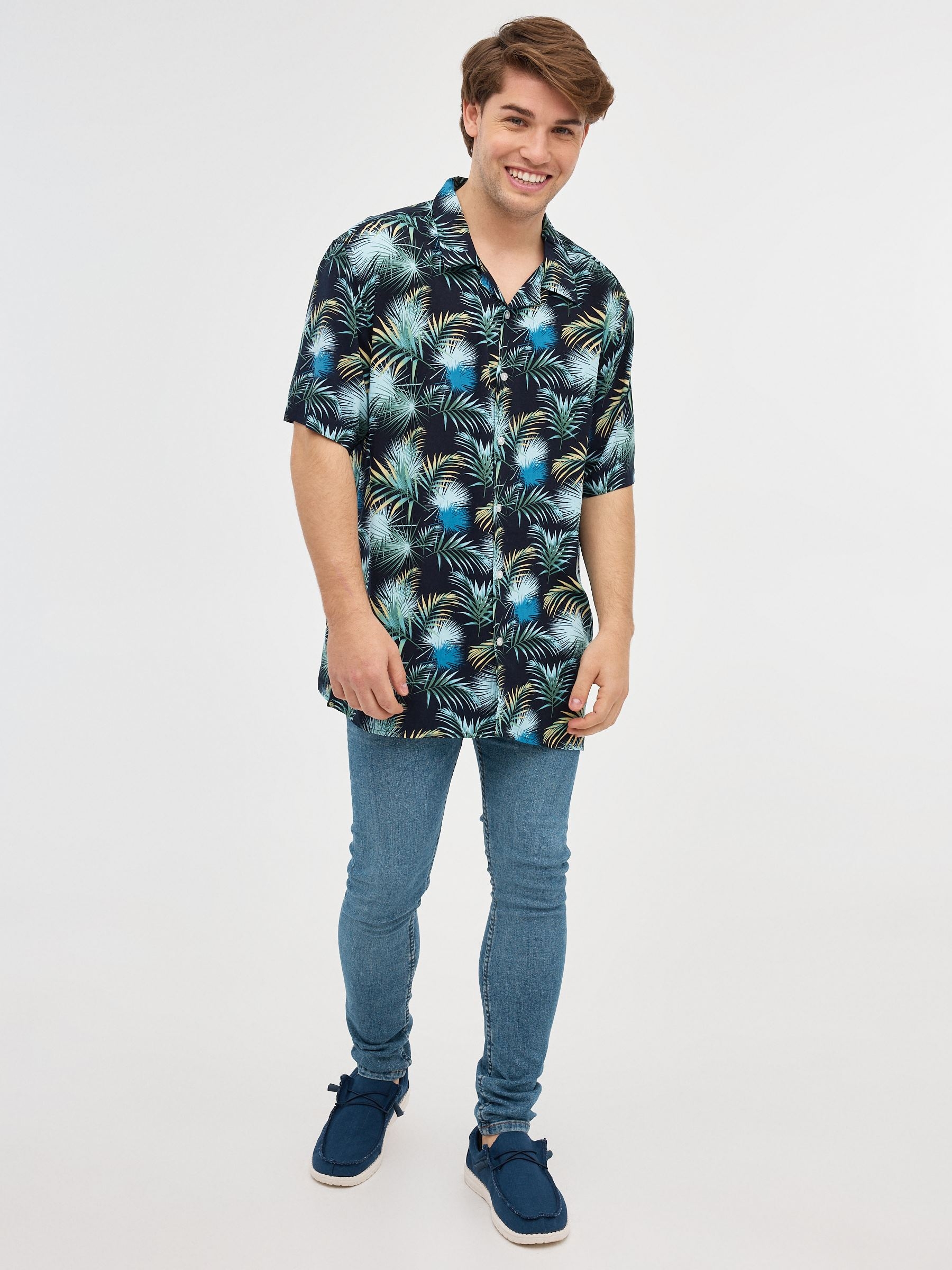 Camisa negra print hojas azul marino vista media frontal