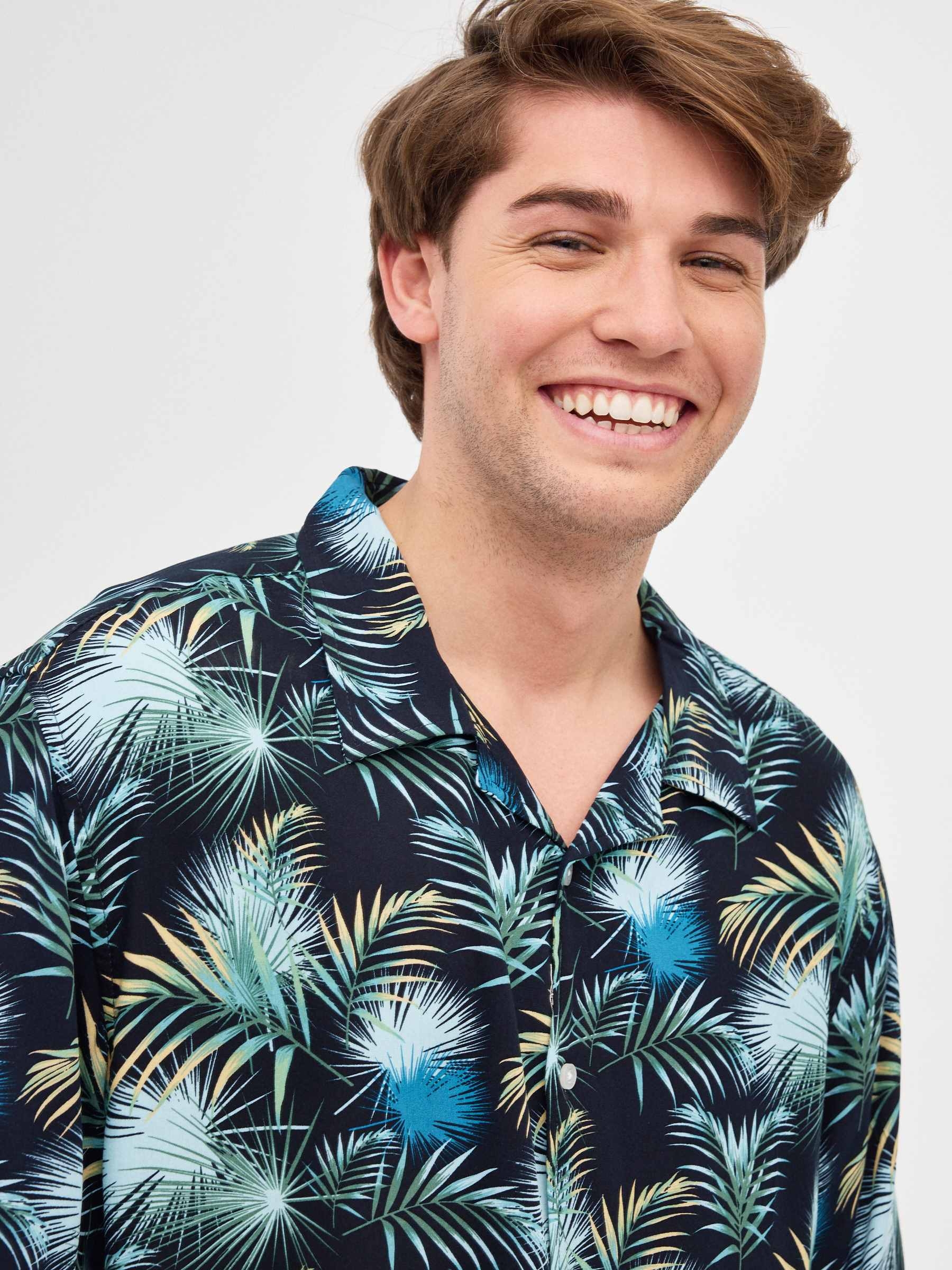 Camisa negra print hojas azul marino vista media frontal