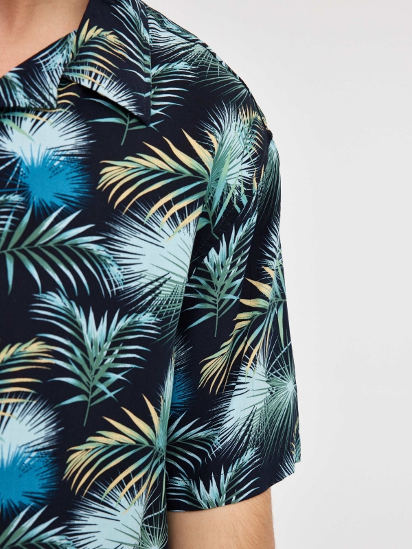 Camisa negra print hojas azul marino vista detalle