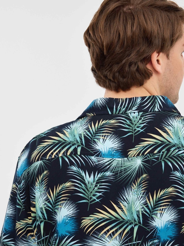 Camisa negra print hojas azul marino vista detalle