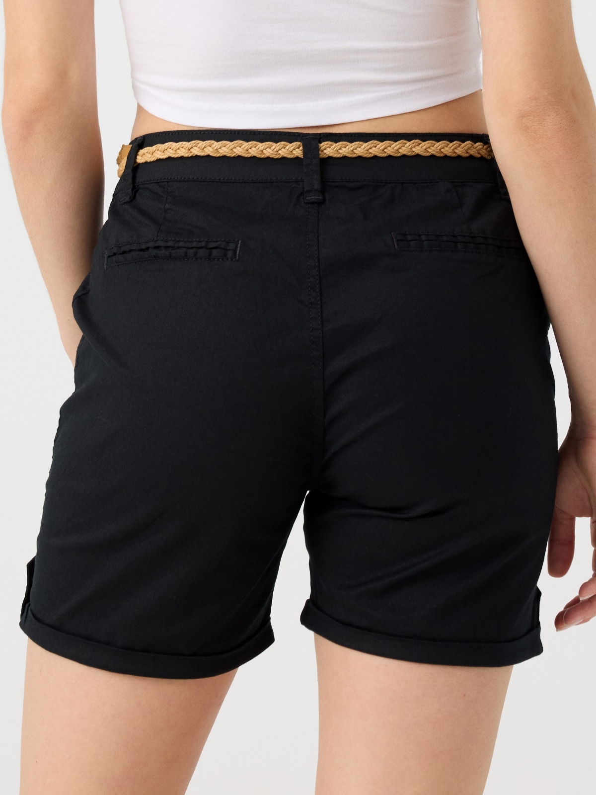 Shorts com cinto trançado preto vista detalhe
