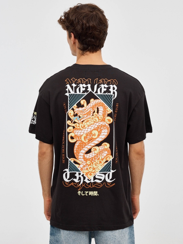 T-shirt de impressão japonesa preto vista meia traseira