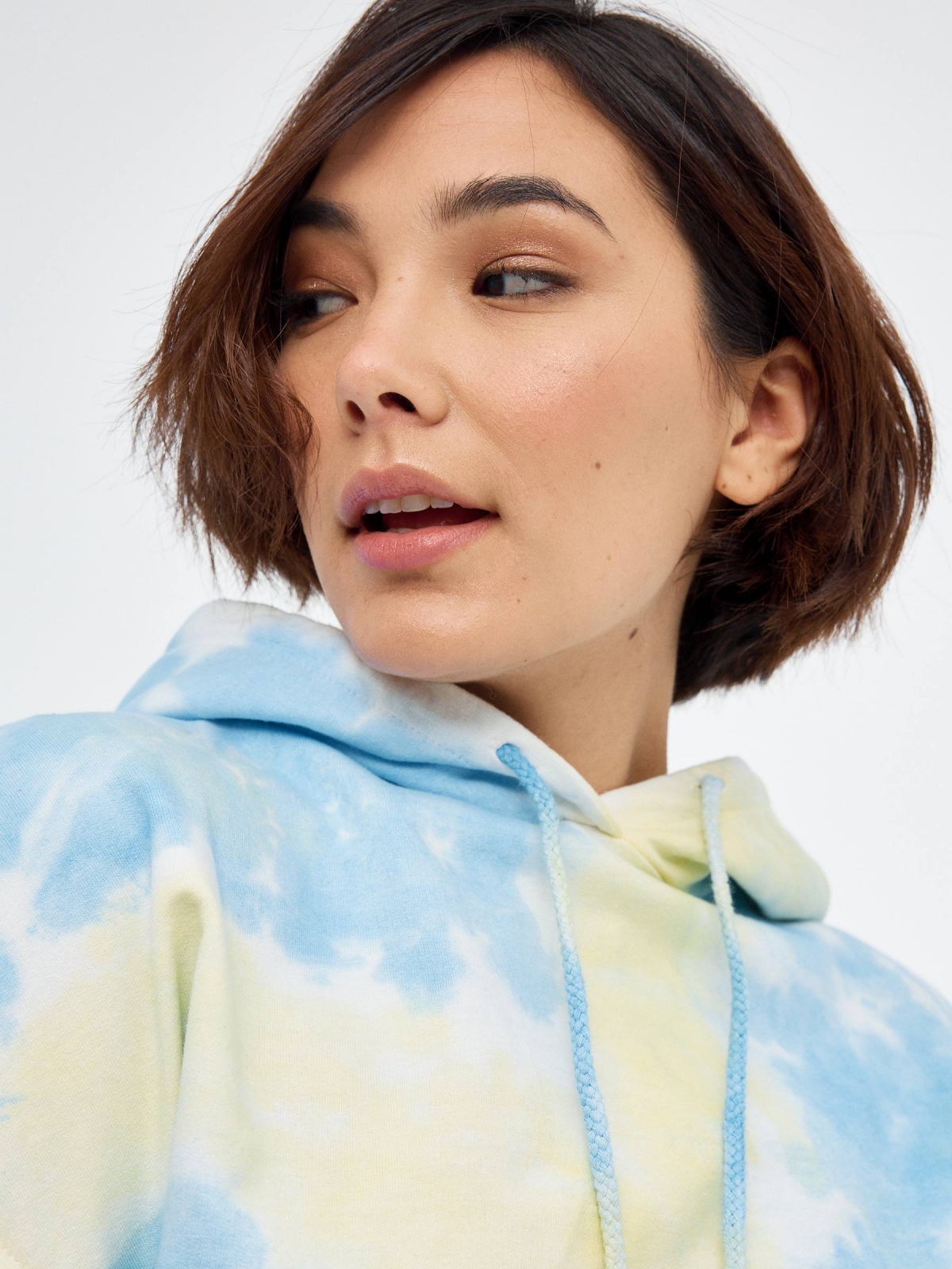 Camisola com capuz de tie&dye azul/branco vista detalhe