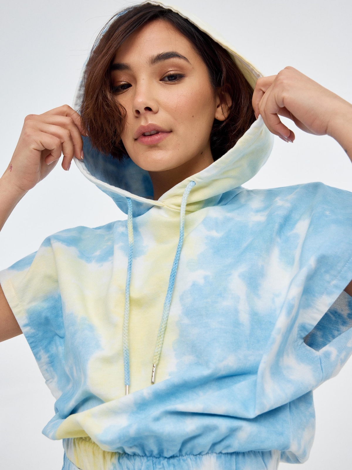 Sudadera con capucha tie&dye azul/blanco vista detalle