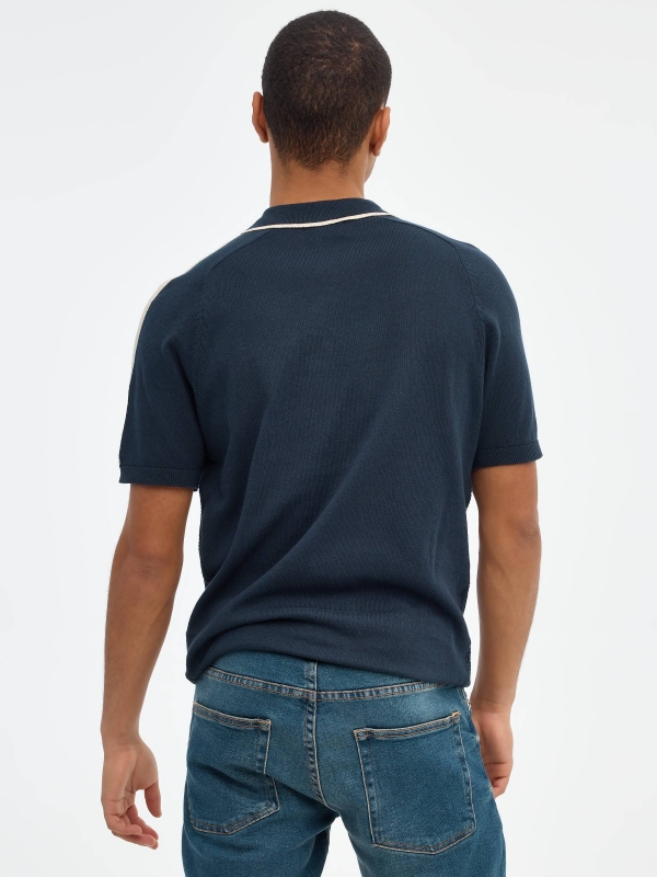 Camisa pólo de malha colorblock azul marinho vista meia traseira
