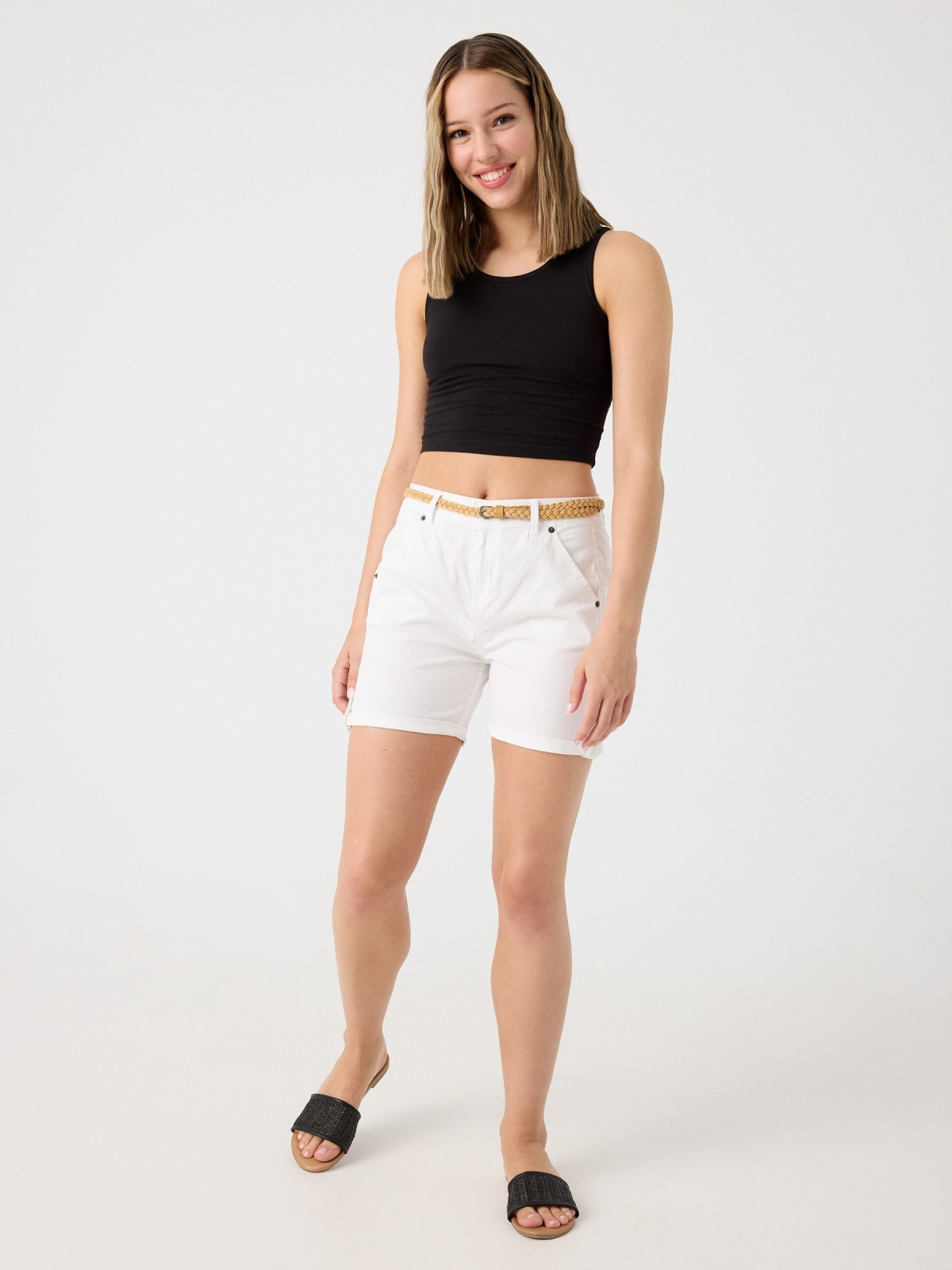 Shorts com cinto trançado branco vista geral frontal