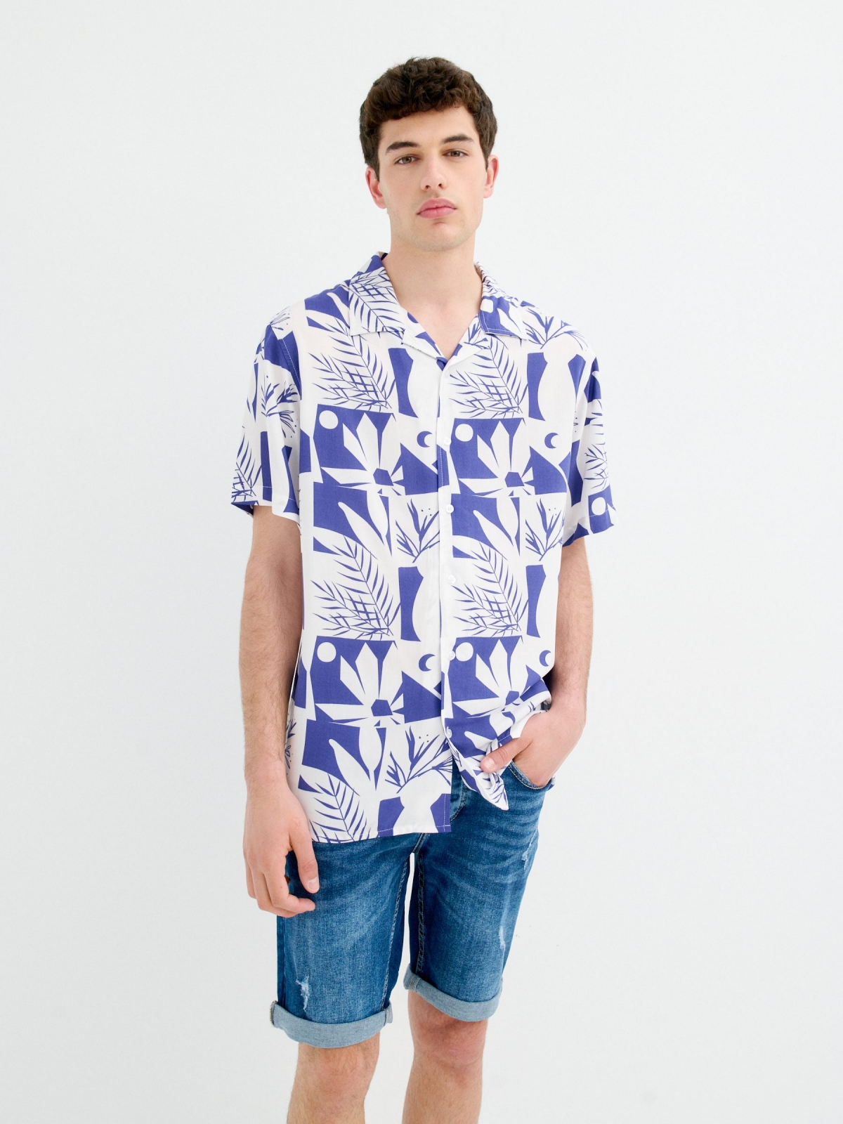 Bermuda jeans com rasgos