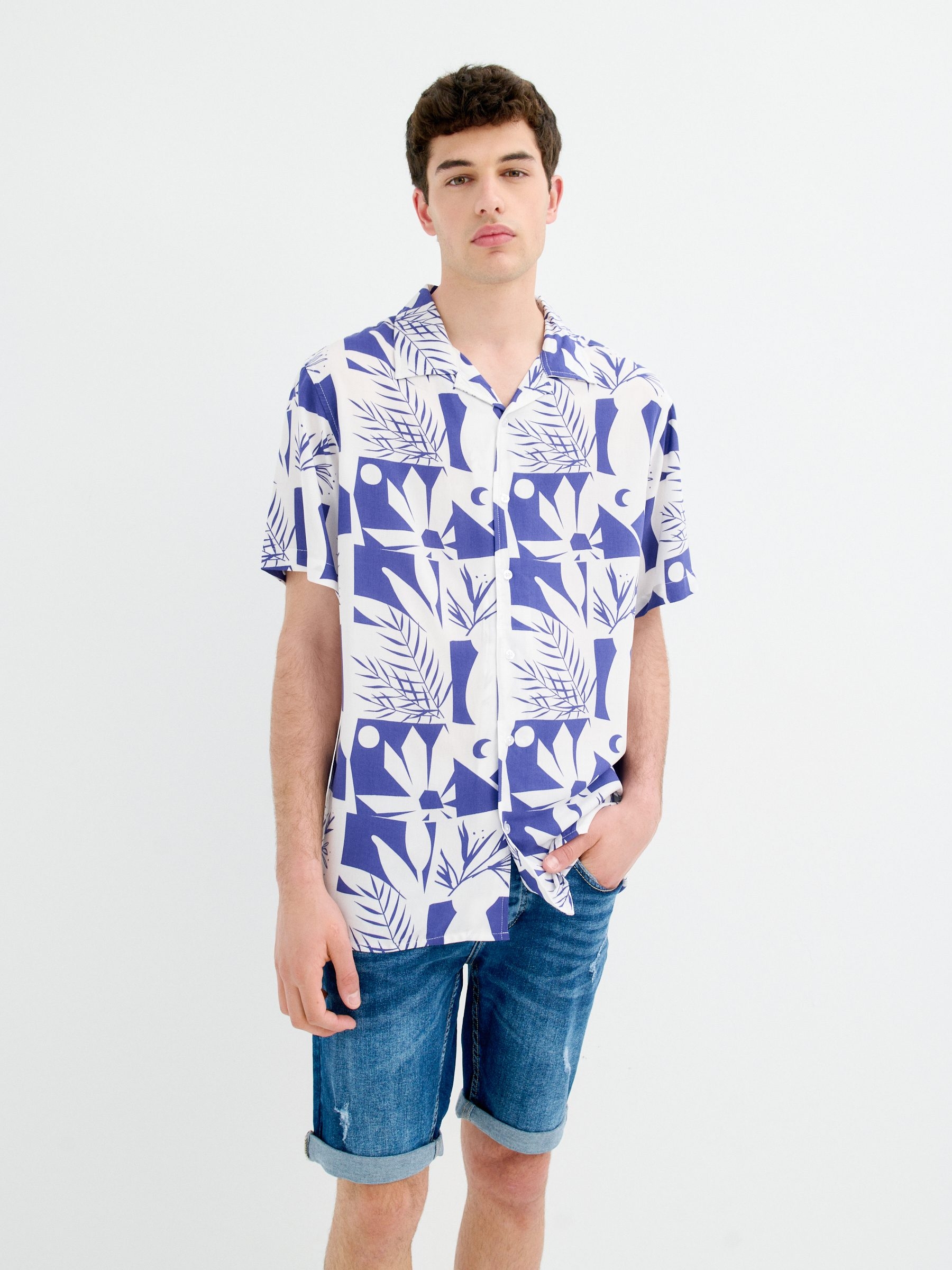 Bermuda jeans com rasgos