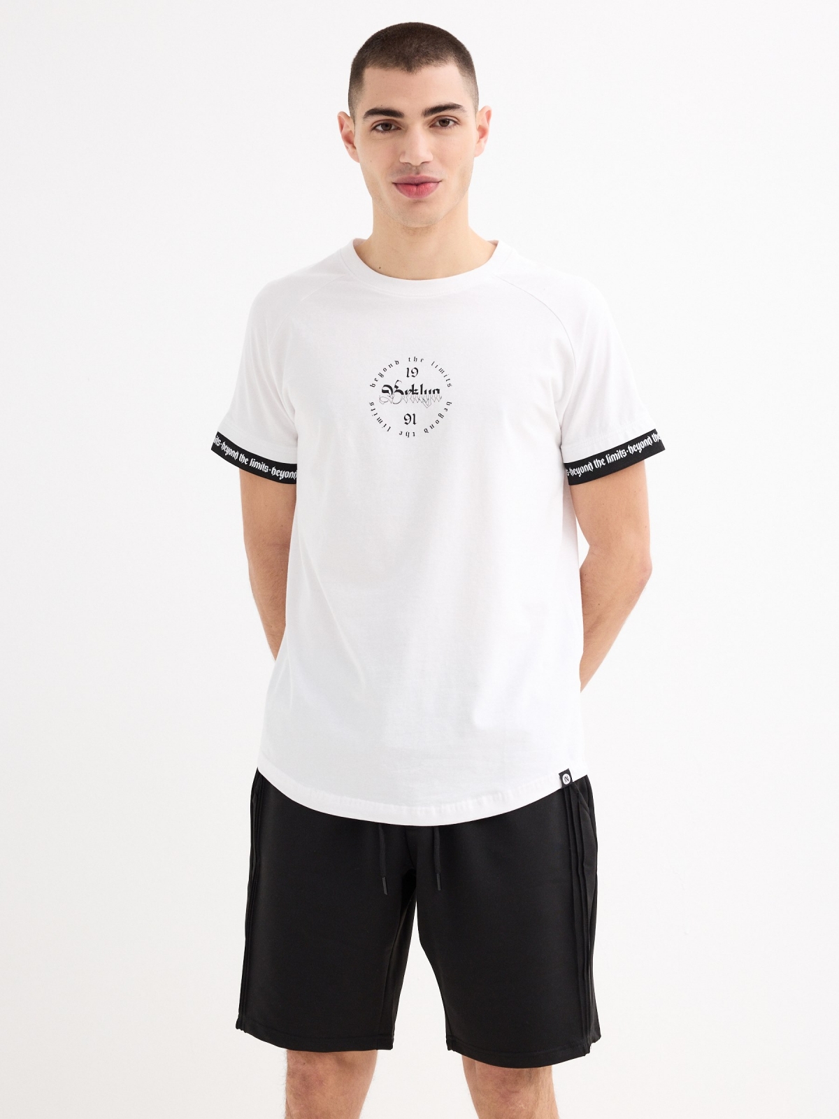 Camiseta raglán detalle texto blanco vista media frontal