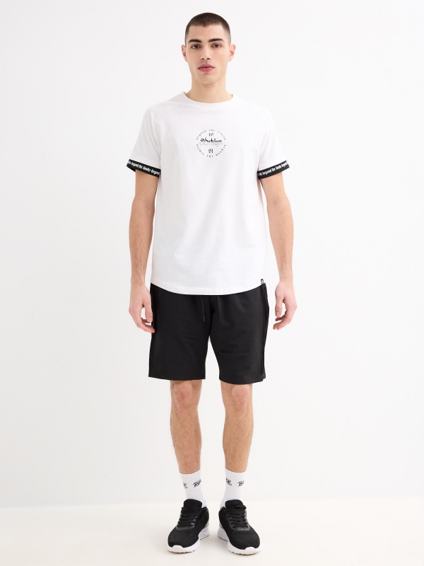 T-shirt raglan com pormenor de texto branco vista geral frontal