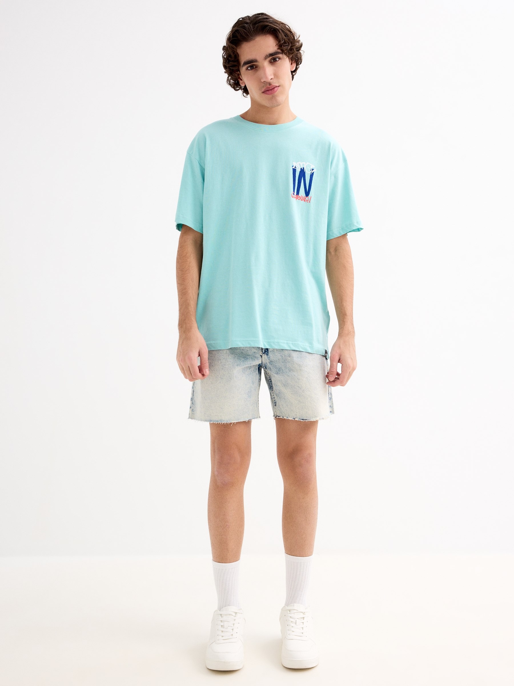 T-shirt com logótipo de graffiti azul claro vista meia frontal