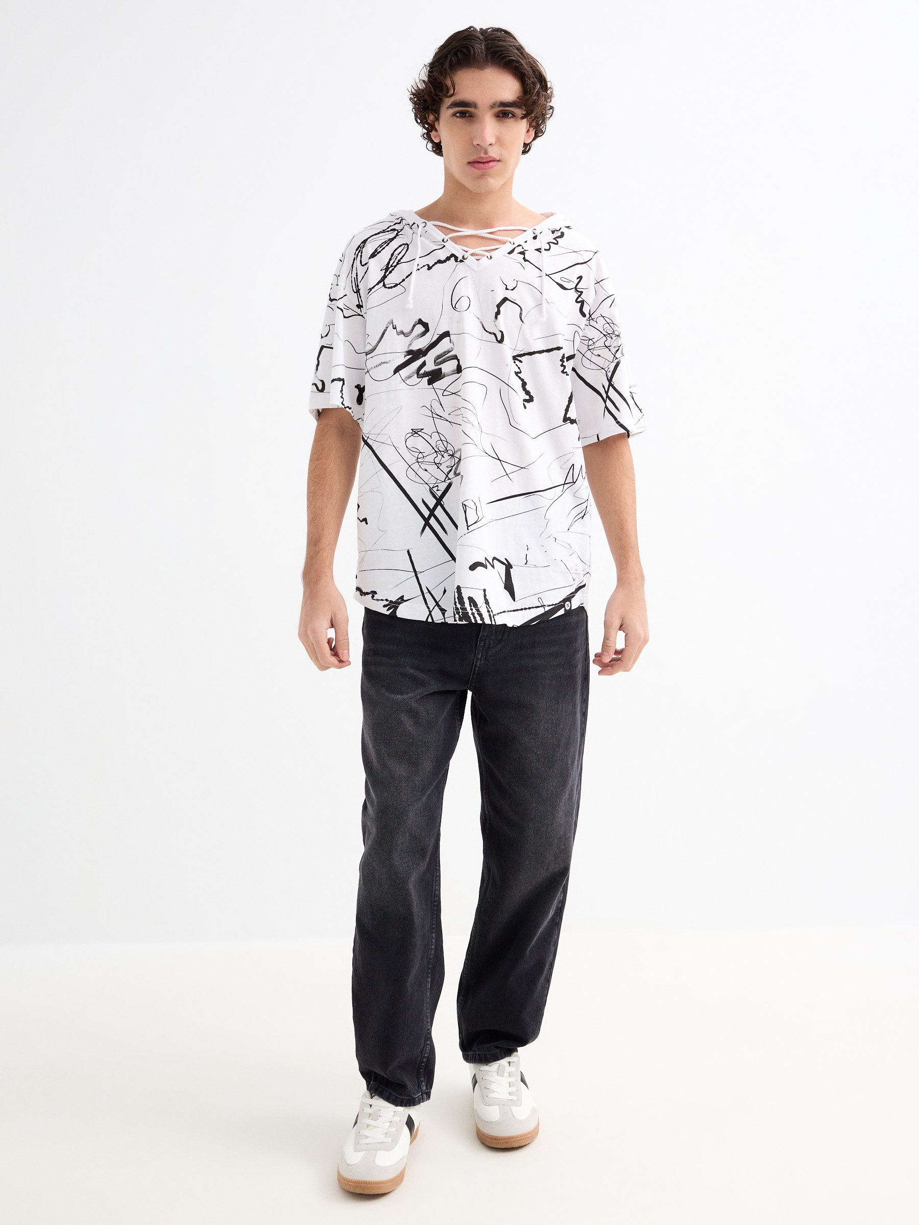 Camiseta manga corta capucha pinceladas blanco vista media frontal