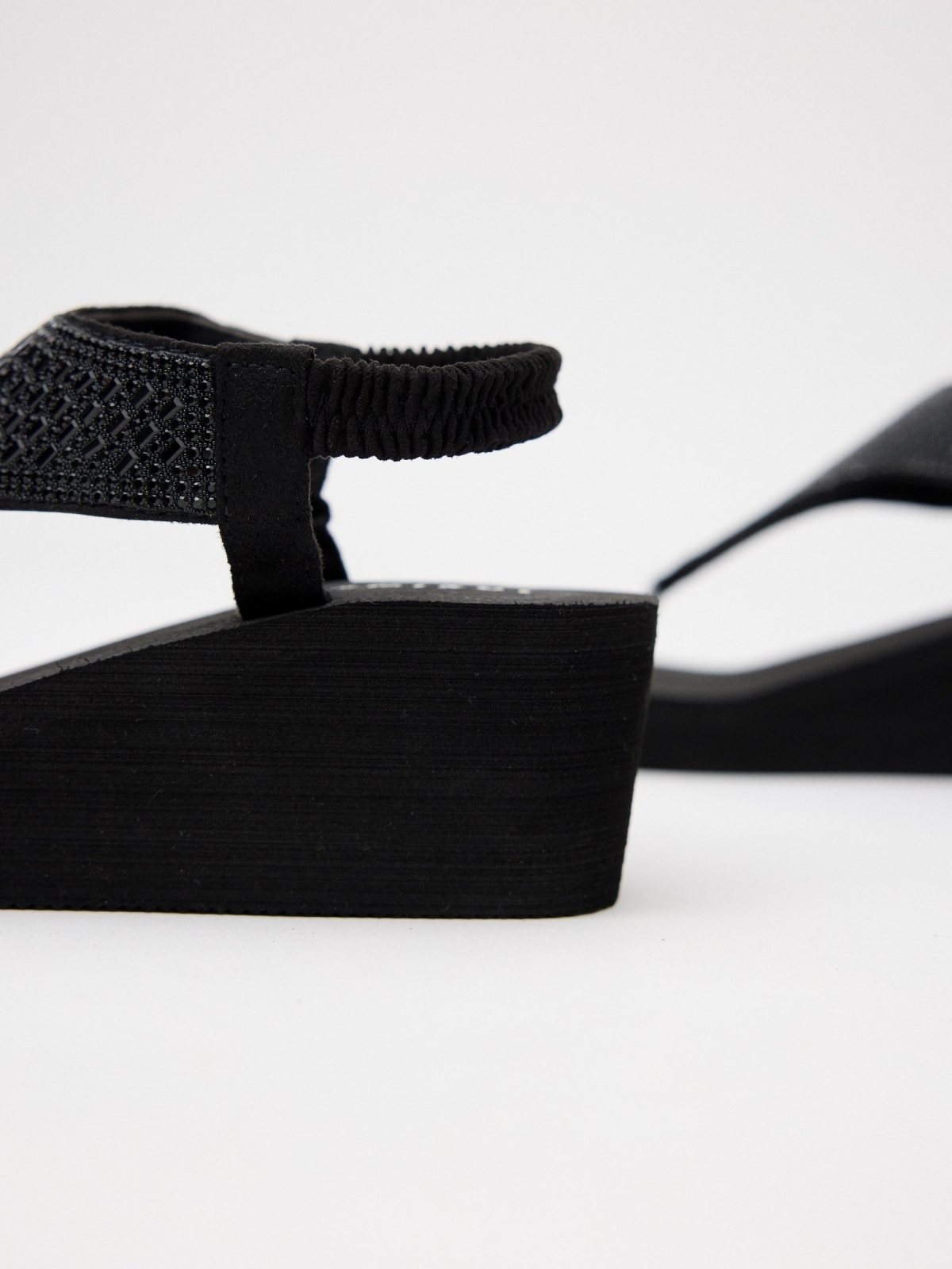 Chanclas dedo cuña negro vista detalle
