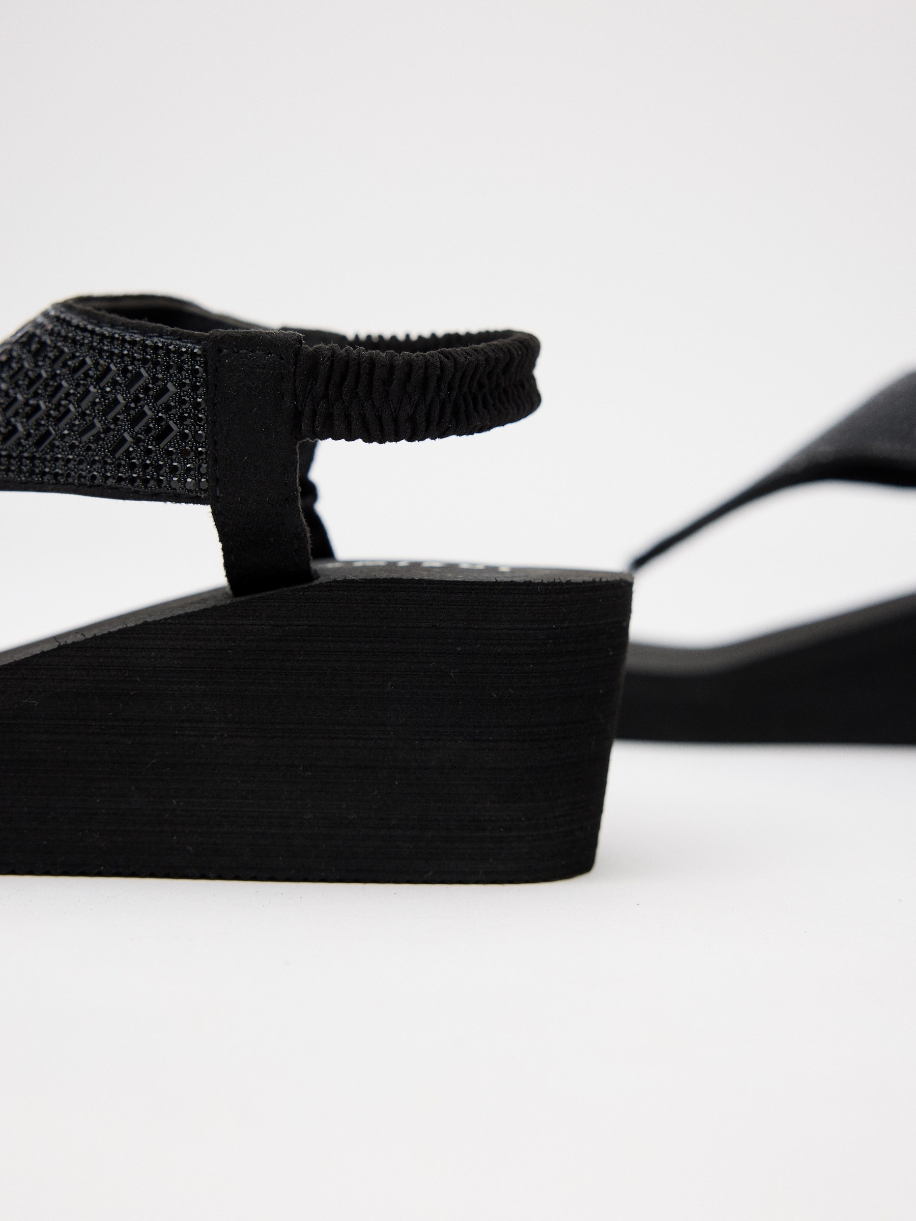 Chanclas dedo cuña negro