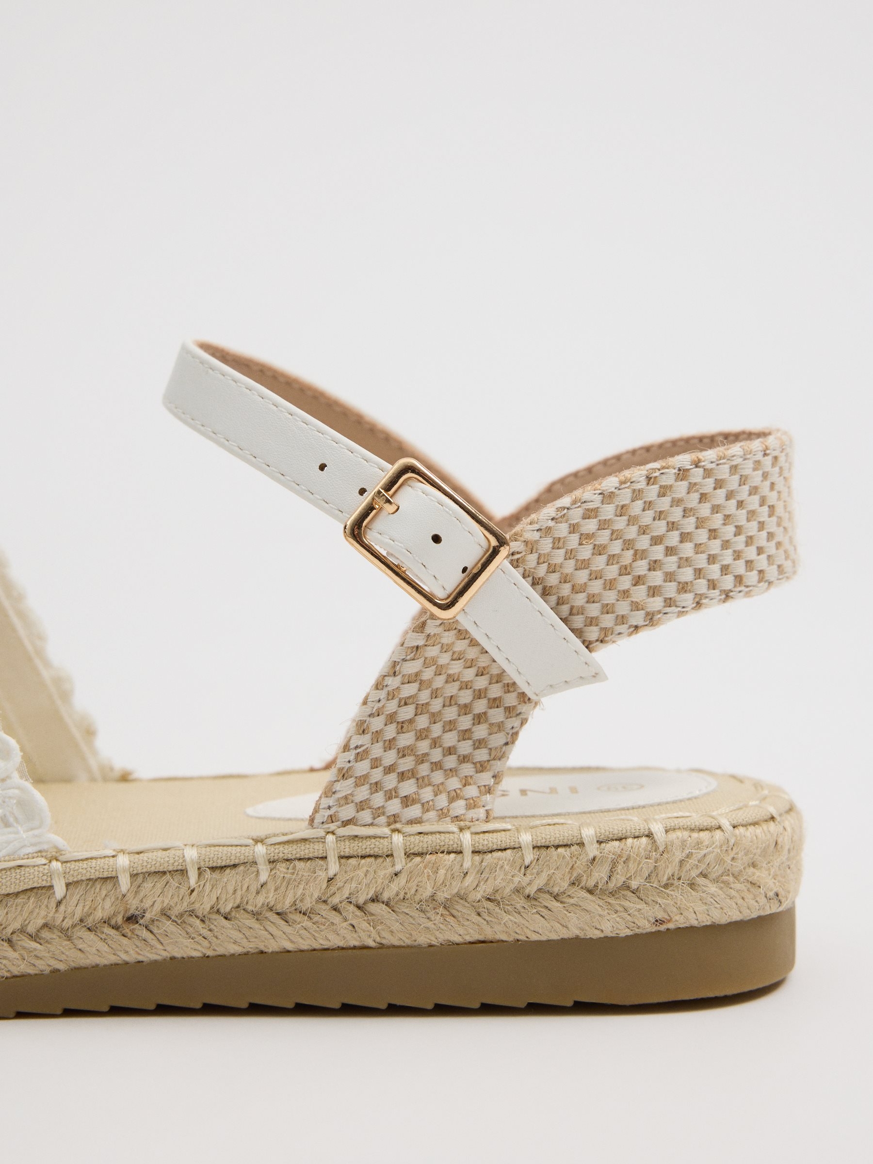 Sandálias de bico fechado de juta marfim vista perfil