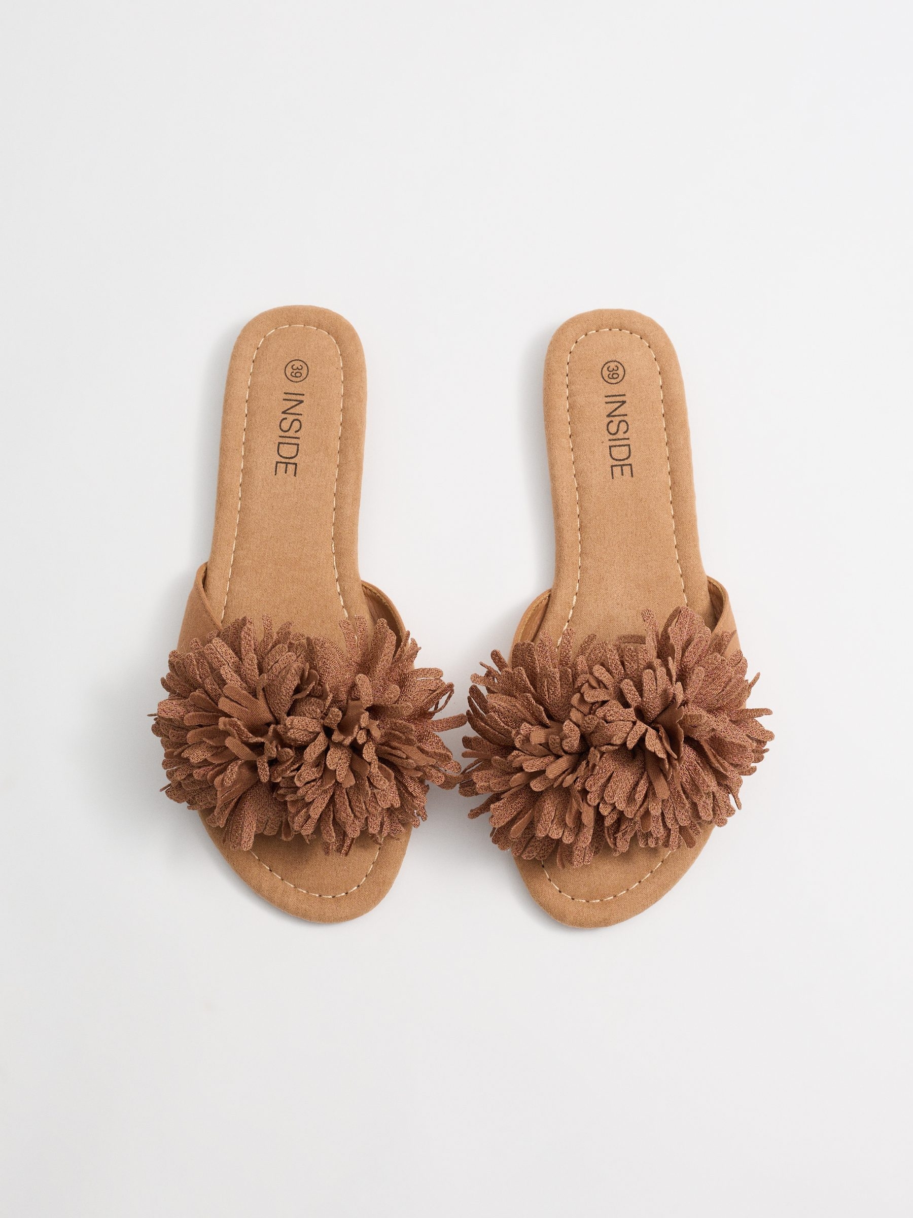 Pom-pom slide sandal