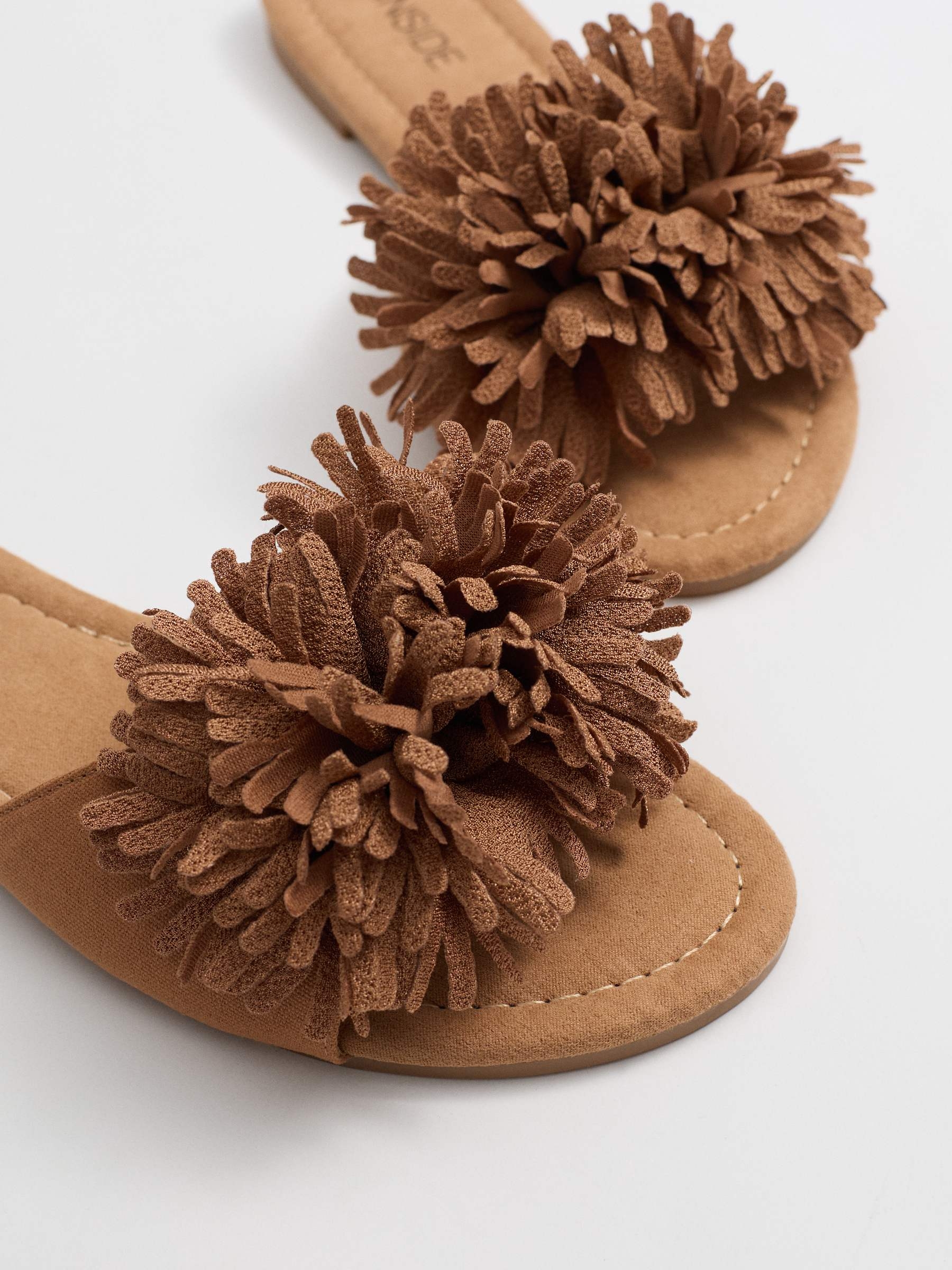 Pom-pom slide sandal