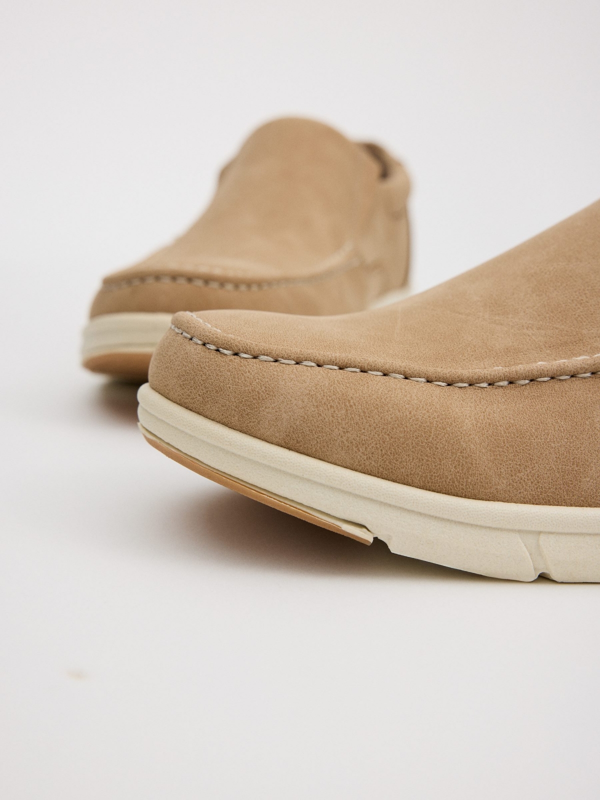Mocasines polipiel mate camel vista detalle