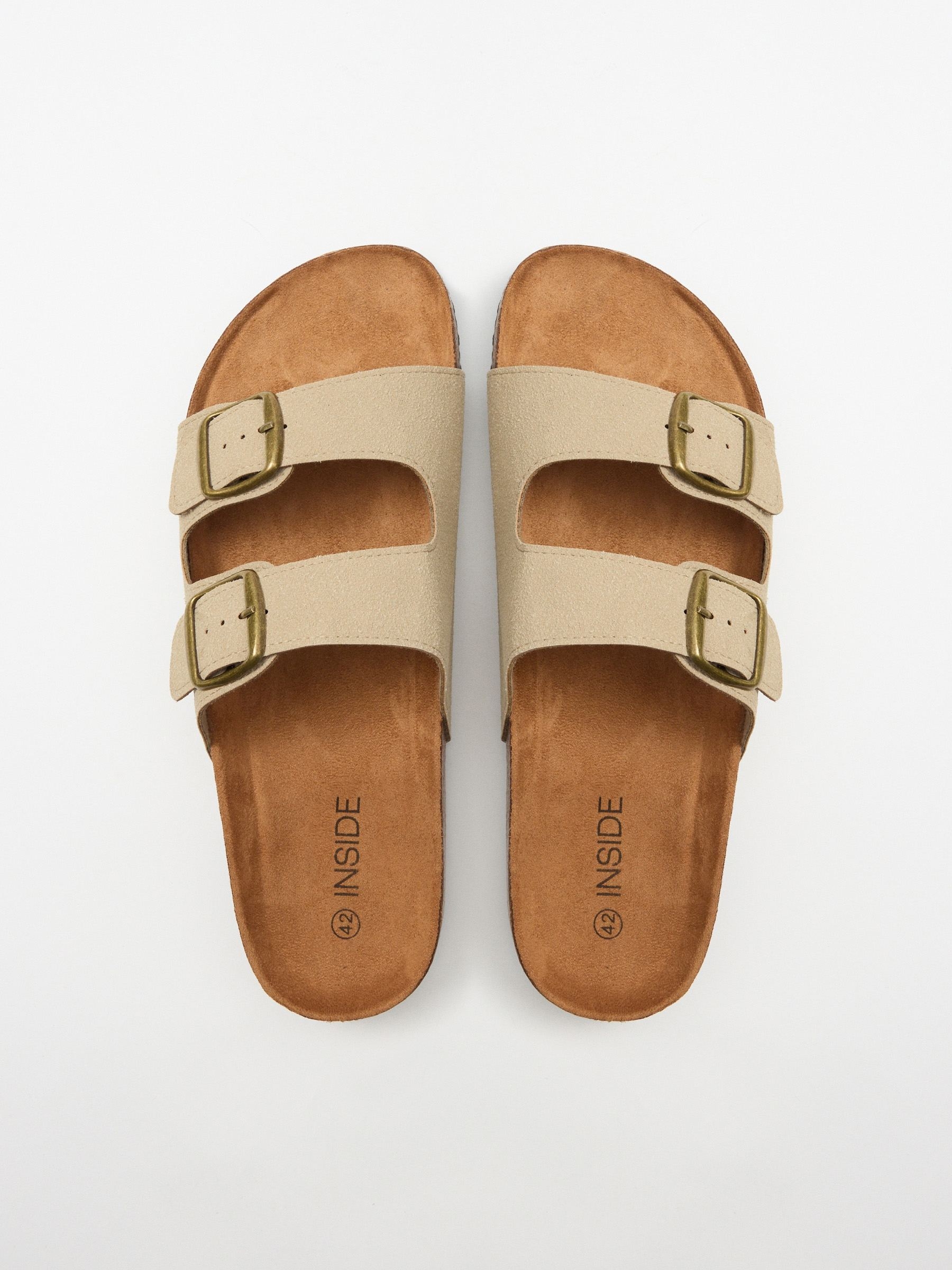 Sandalia plana doble tira hebilla arena