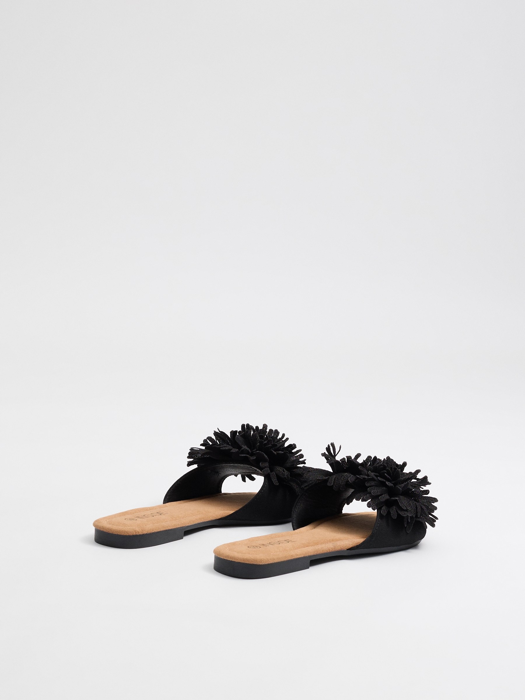 Pom-pom slide sandal