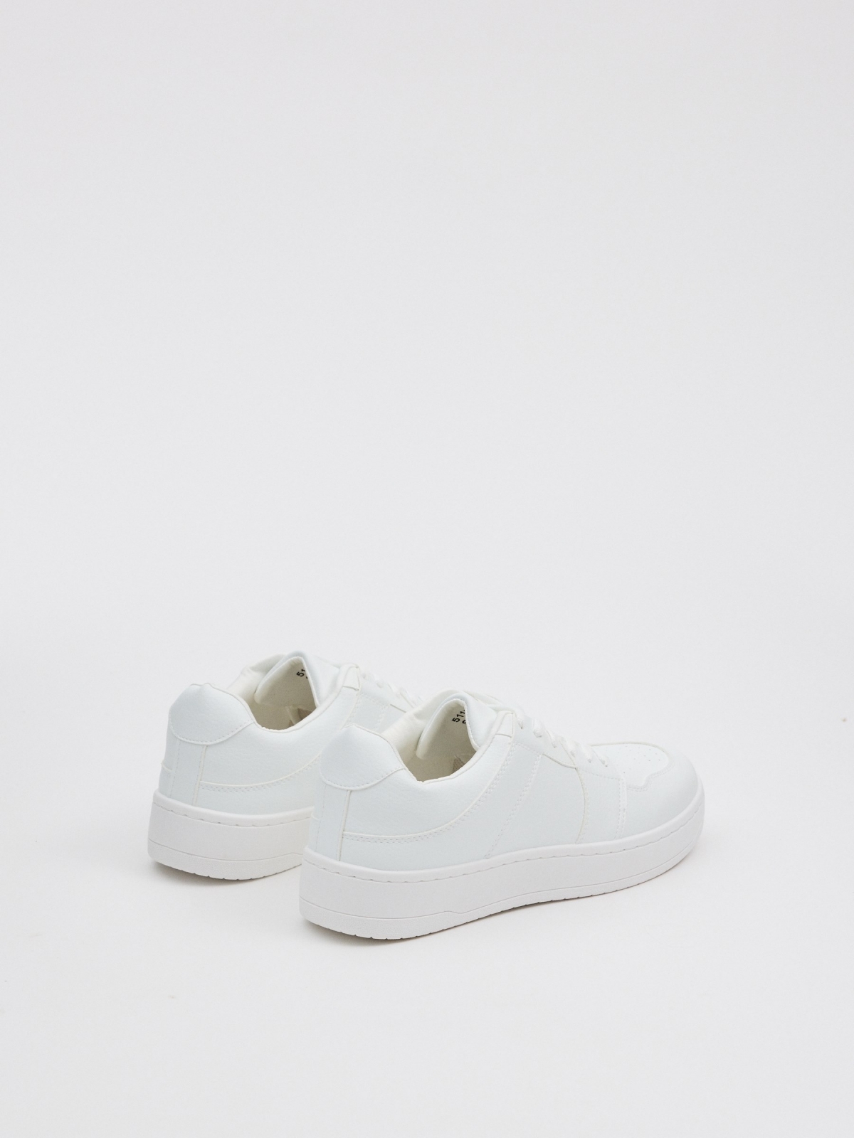 Tênis skater branco branco vista traseira 45º