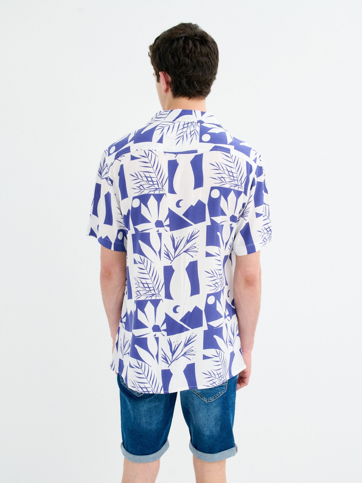 Bermuda jeans com rasgos azul vista meia traseira