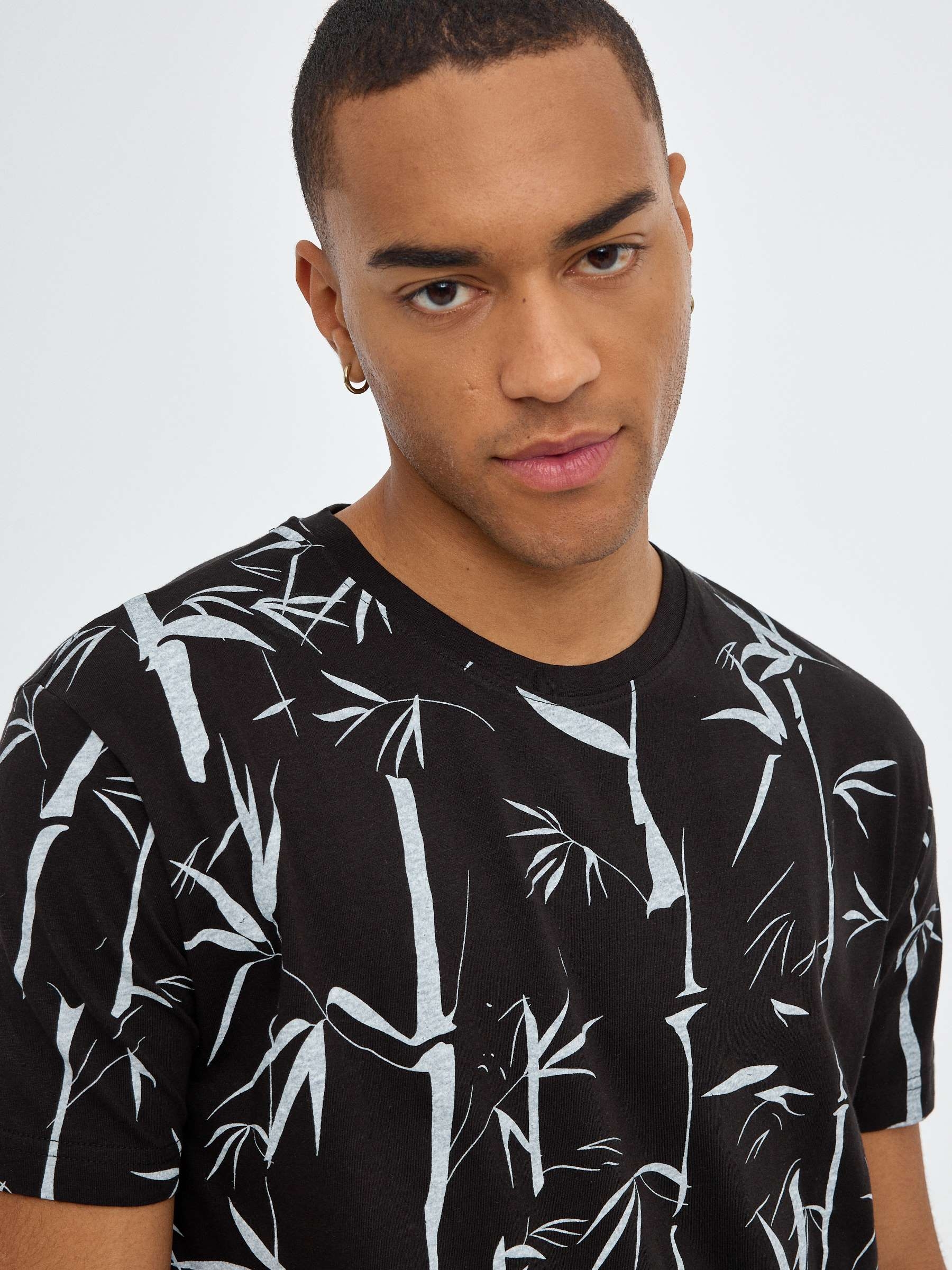 Camiseta de estampado de bambú negro vista media frontal