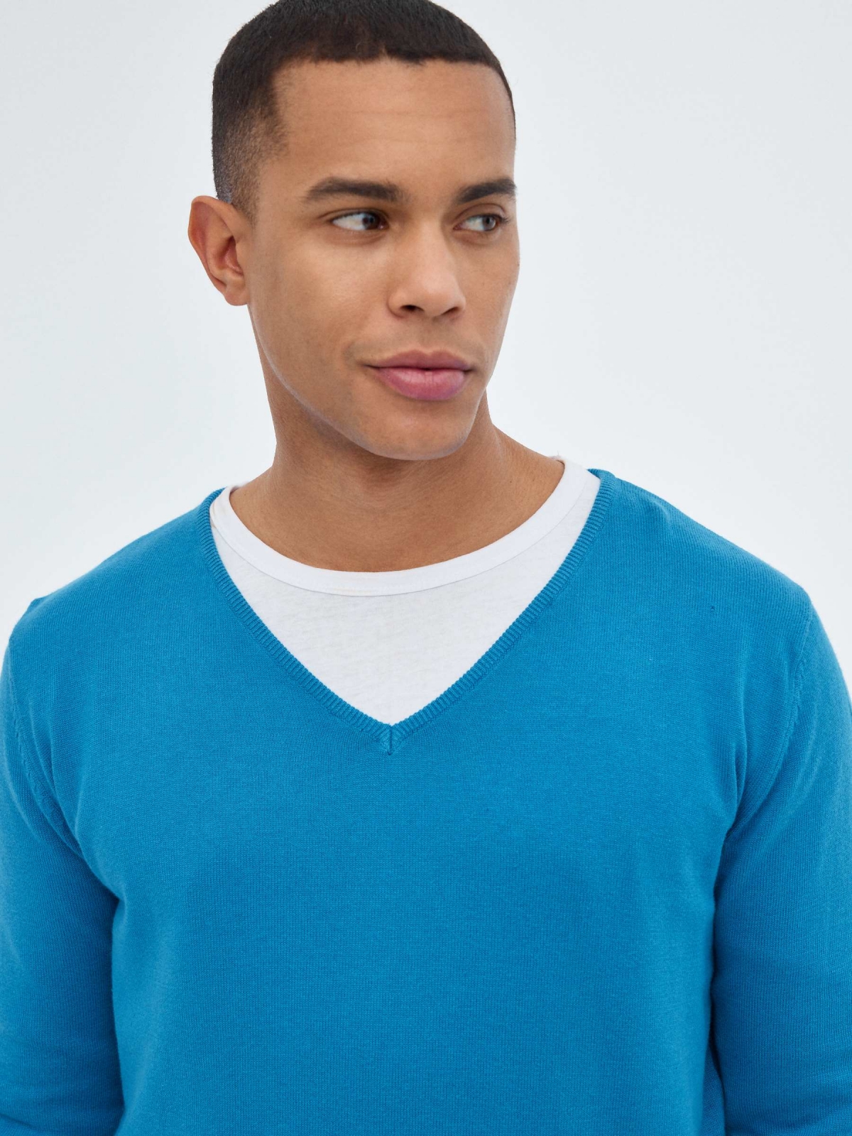 Camisola azul tricotada azul eléctrico vista detalhe