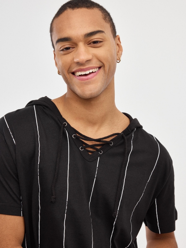 T-shirt com capuz às riscas preto