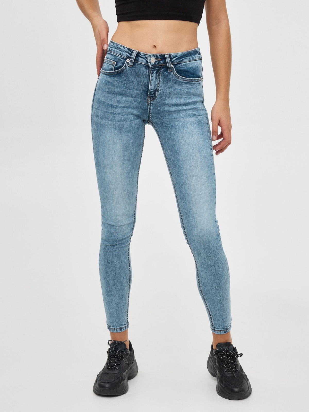 Jeans skinny tiro medio azul vista media frontal