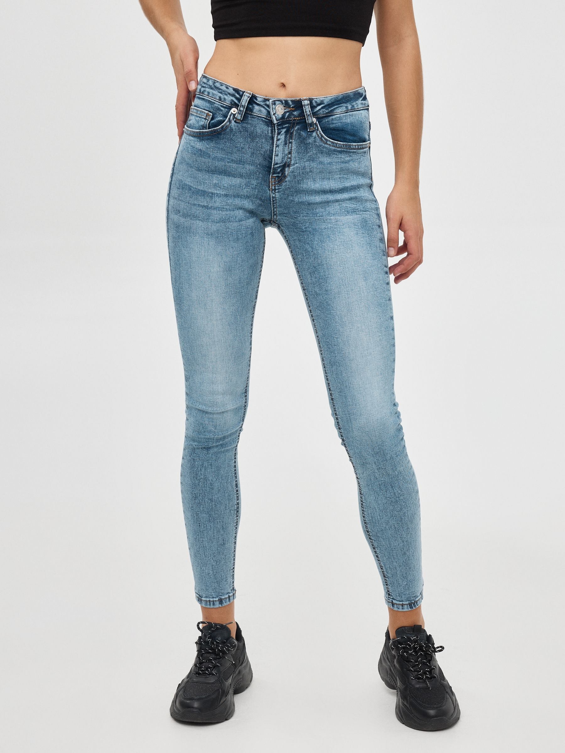 Jeans skinny tiro medio