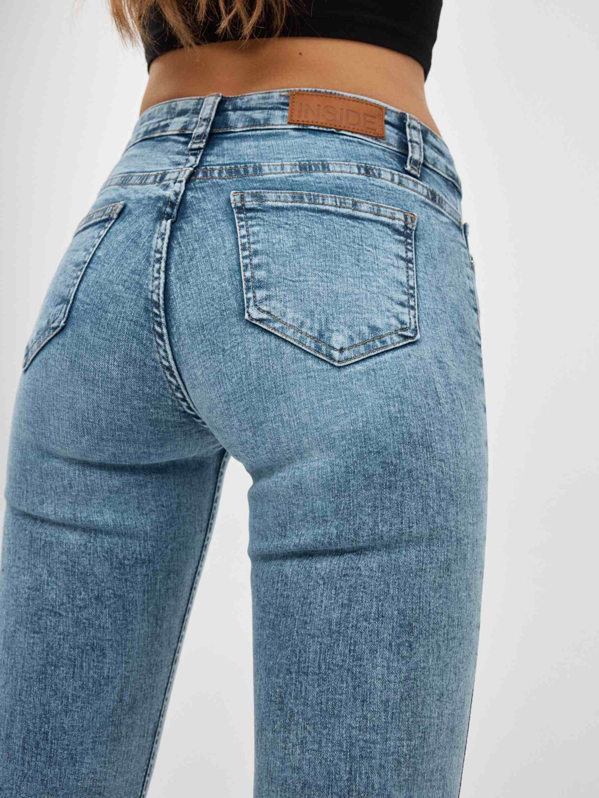 Jeans skinny de meia altura azul vista detalhe