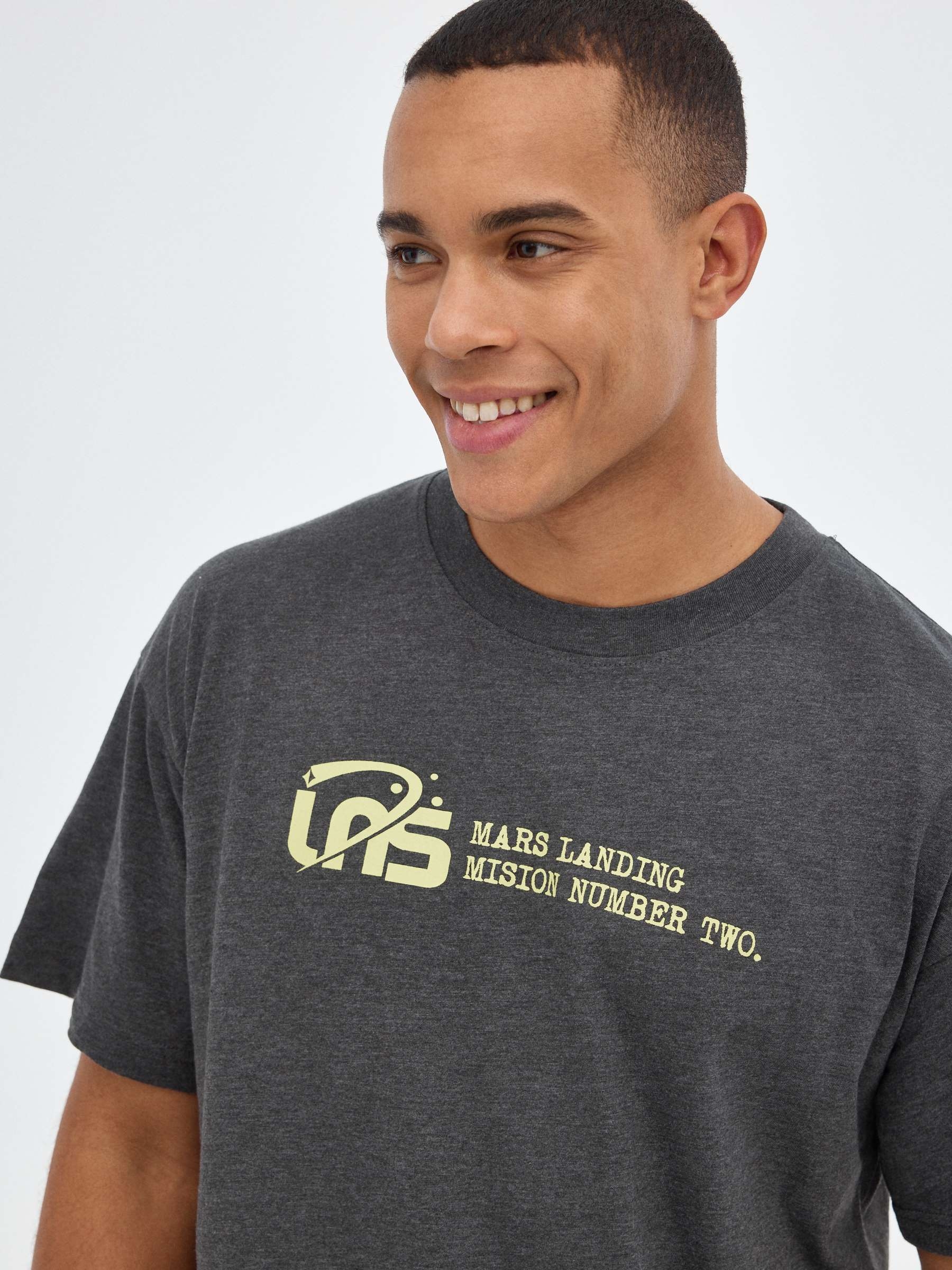 T-shirt INS cinza escuro vista meia frontal