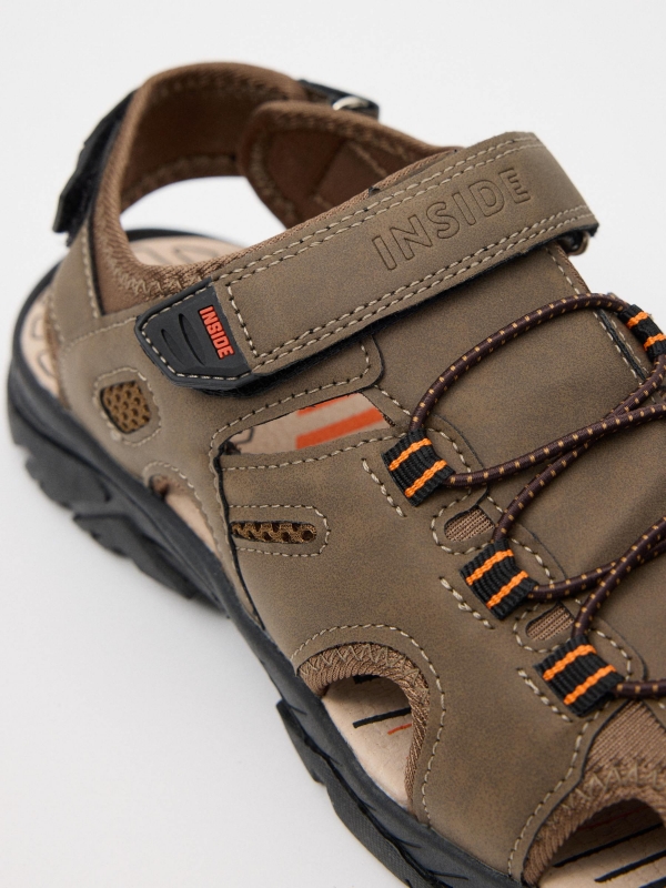 Sandalia sport cangrejera velcro marrón tierra