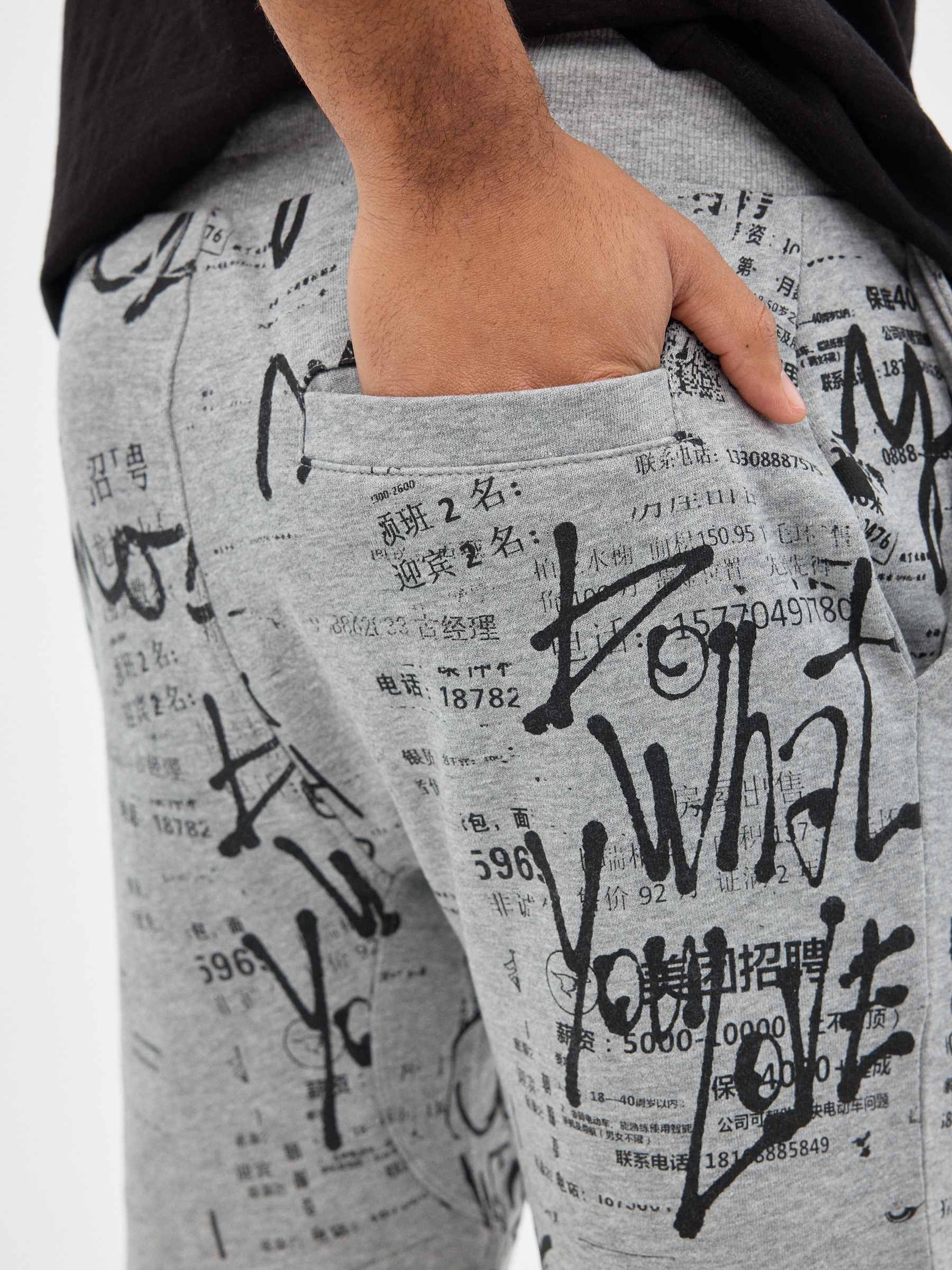 Bermudas jogger graffiti cinza vista meia frontal