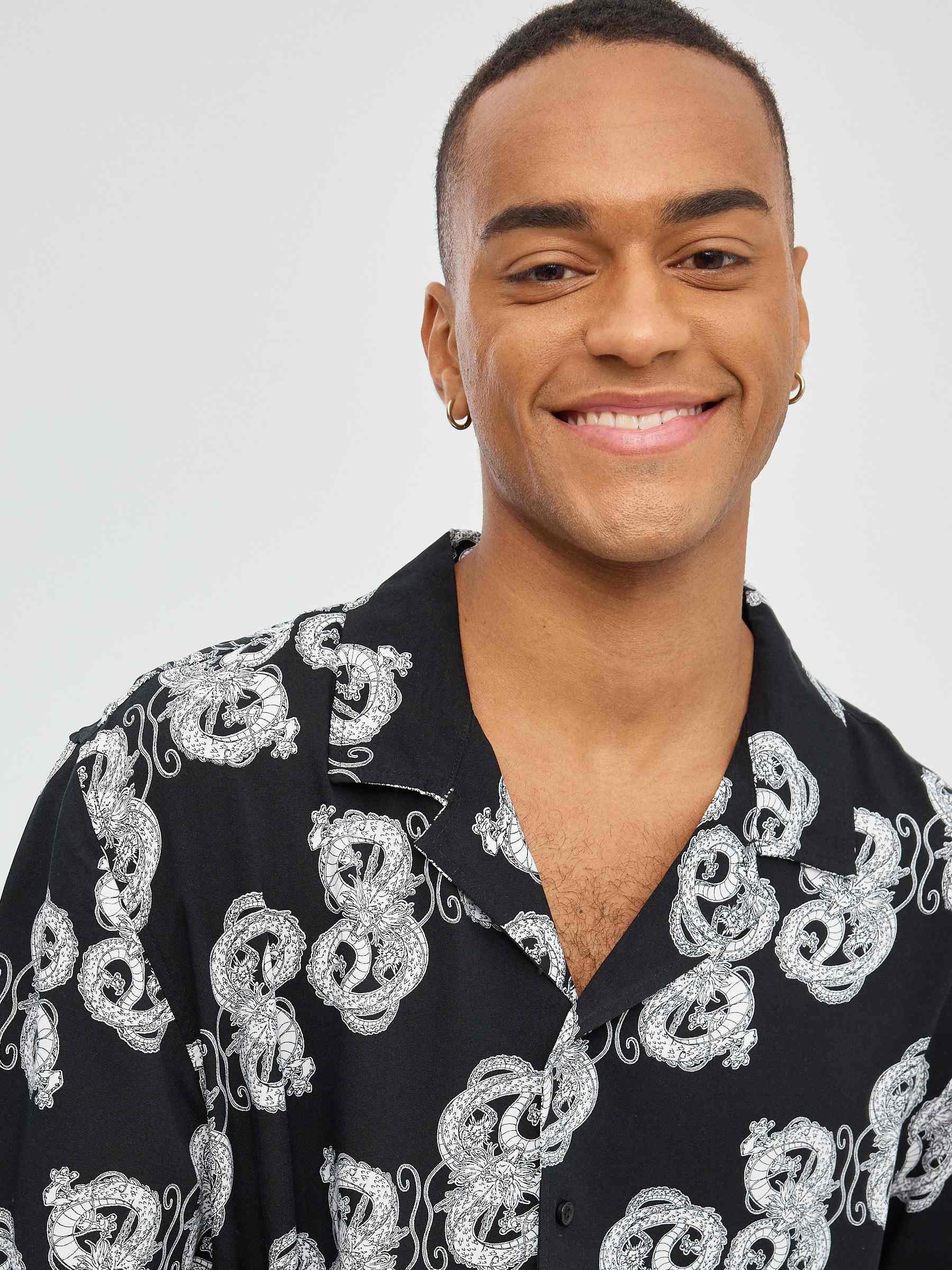 Camisa Dragon Ball negro vista media frontal