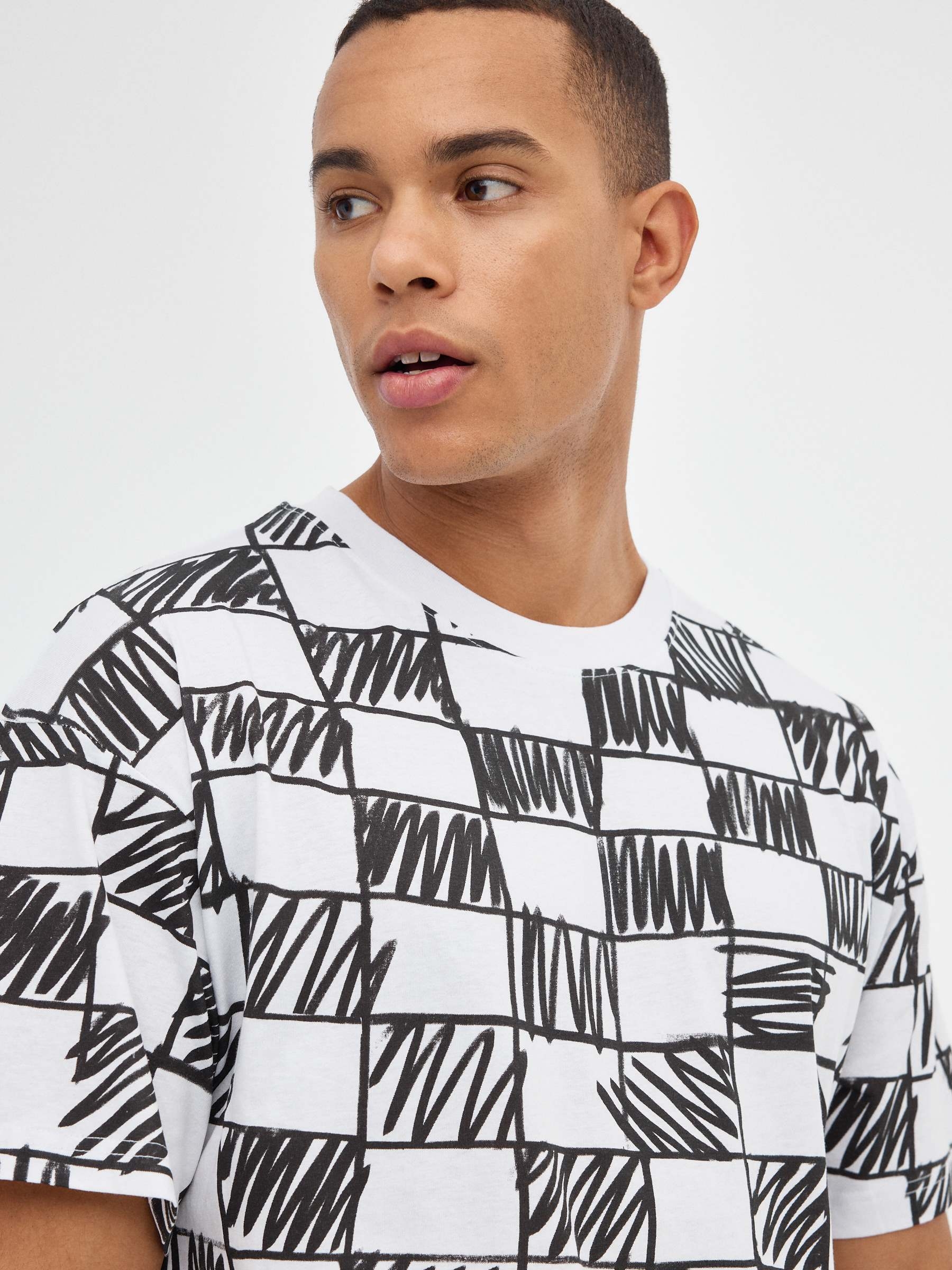 T-shirt a preto e branco com checagem preto vista meia frontal