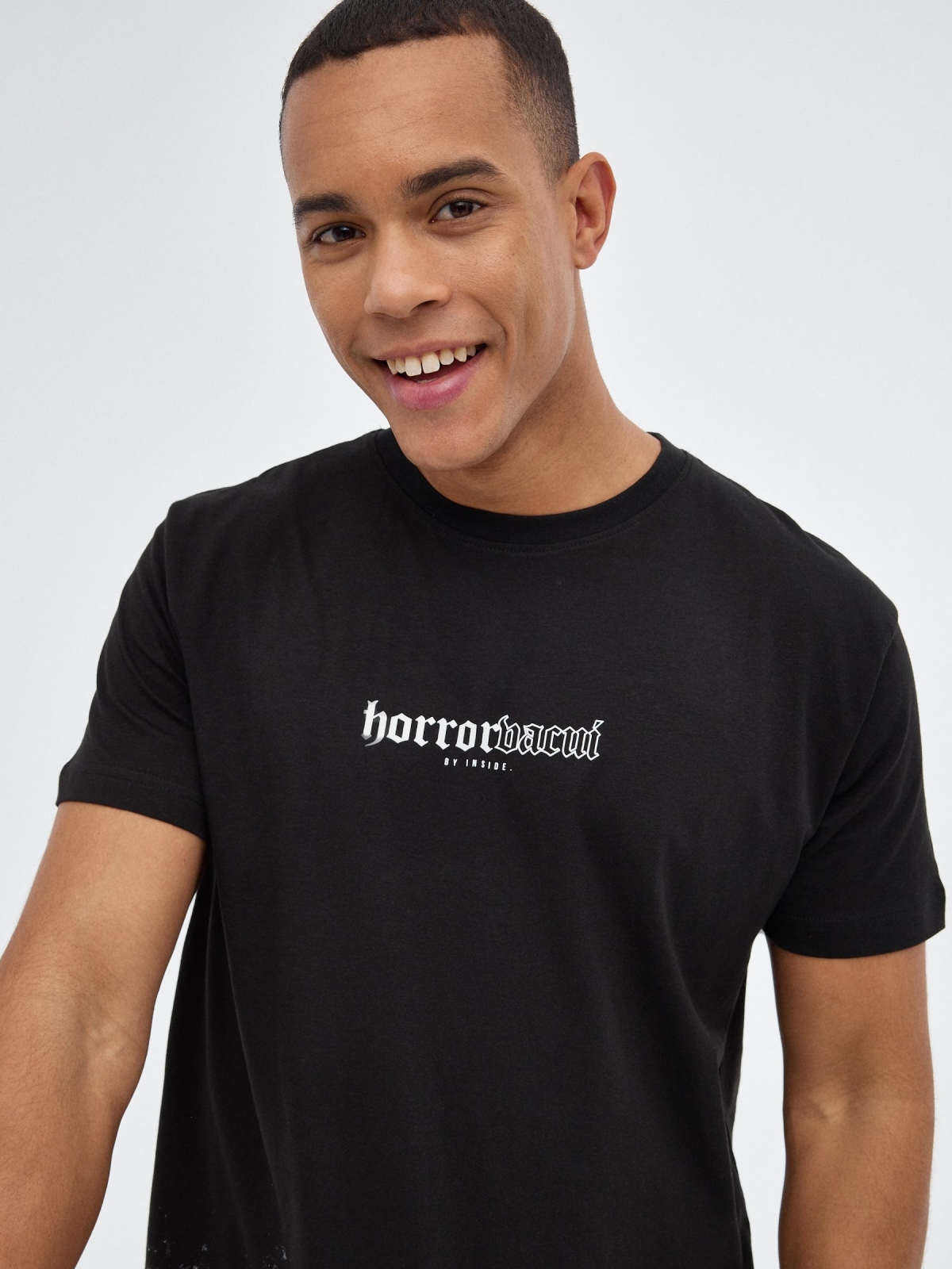 T-shirt de horror preto vista detalhe