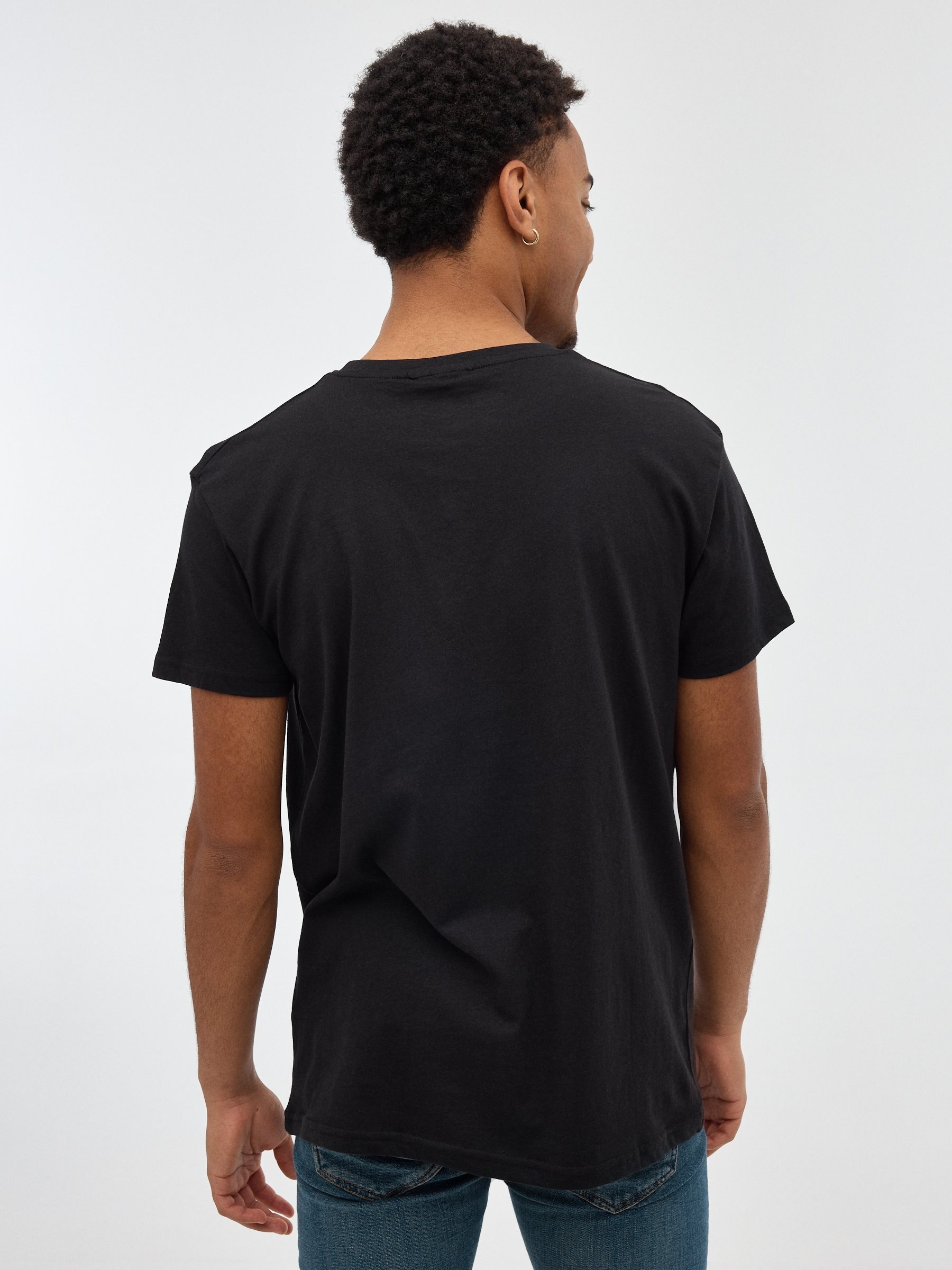 Ataque à T-shirt Titan preto vista meia frontal