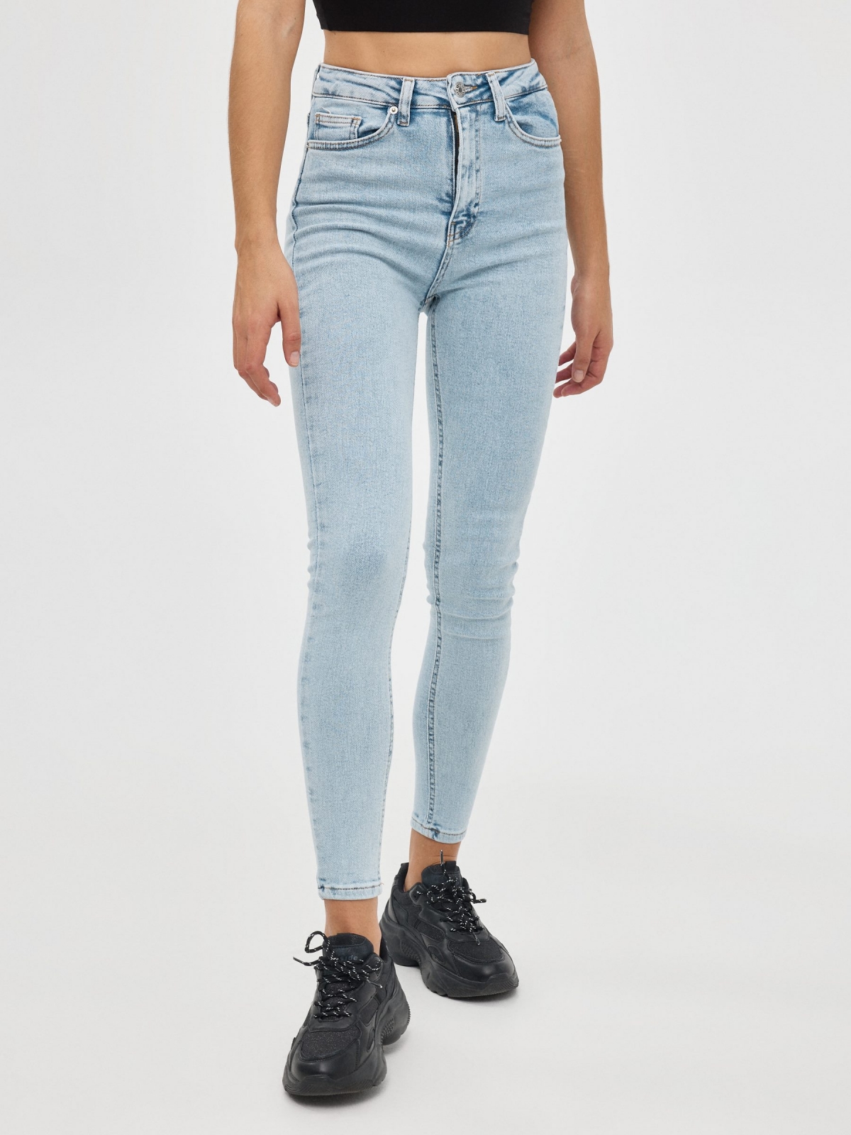 Jeans skinny tiro alto azul claro vista media frontal